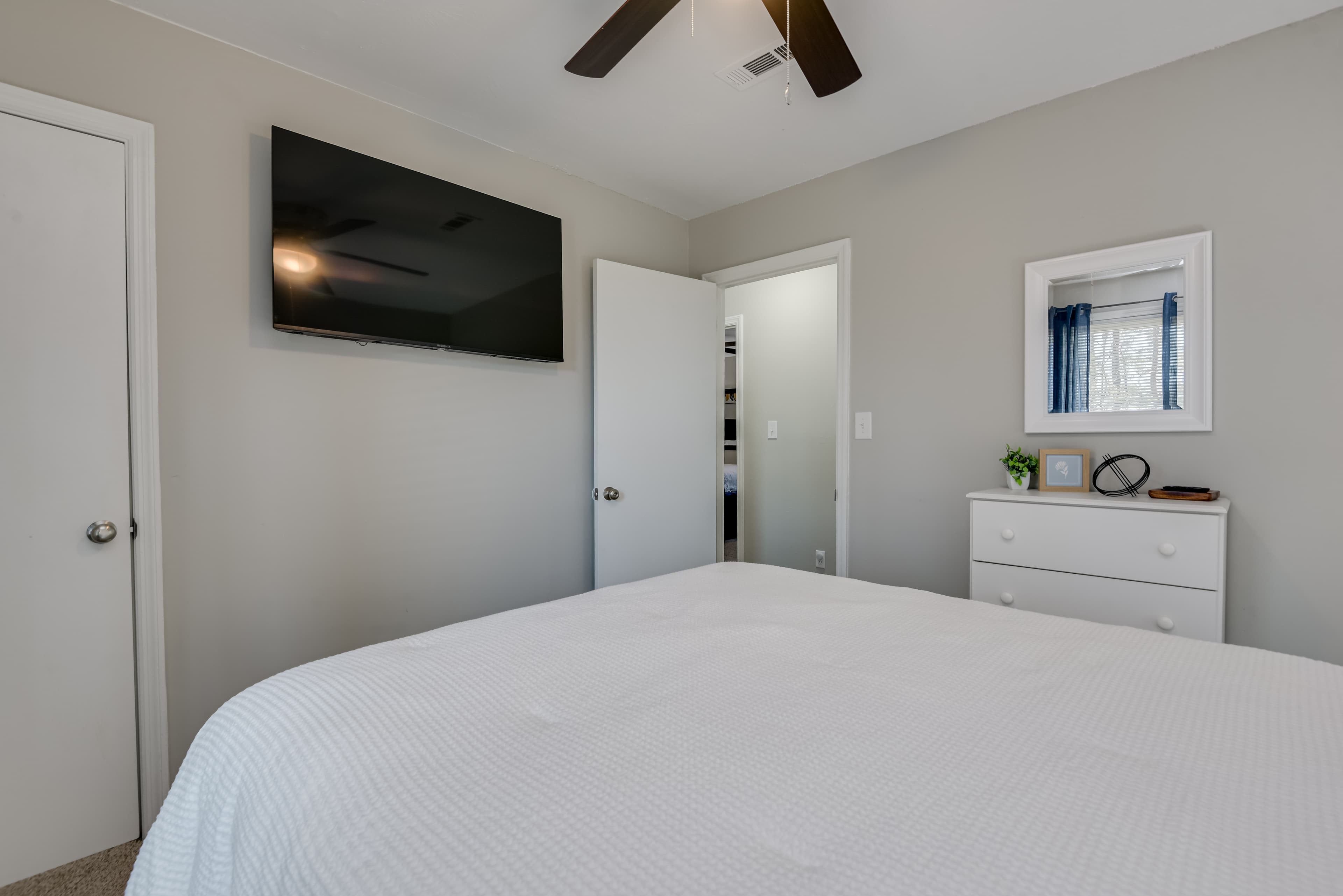 Bedroom 3 (Queen Bed)