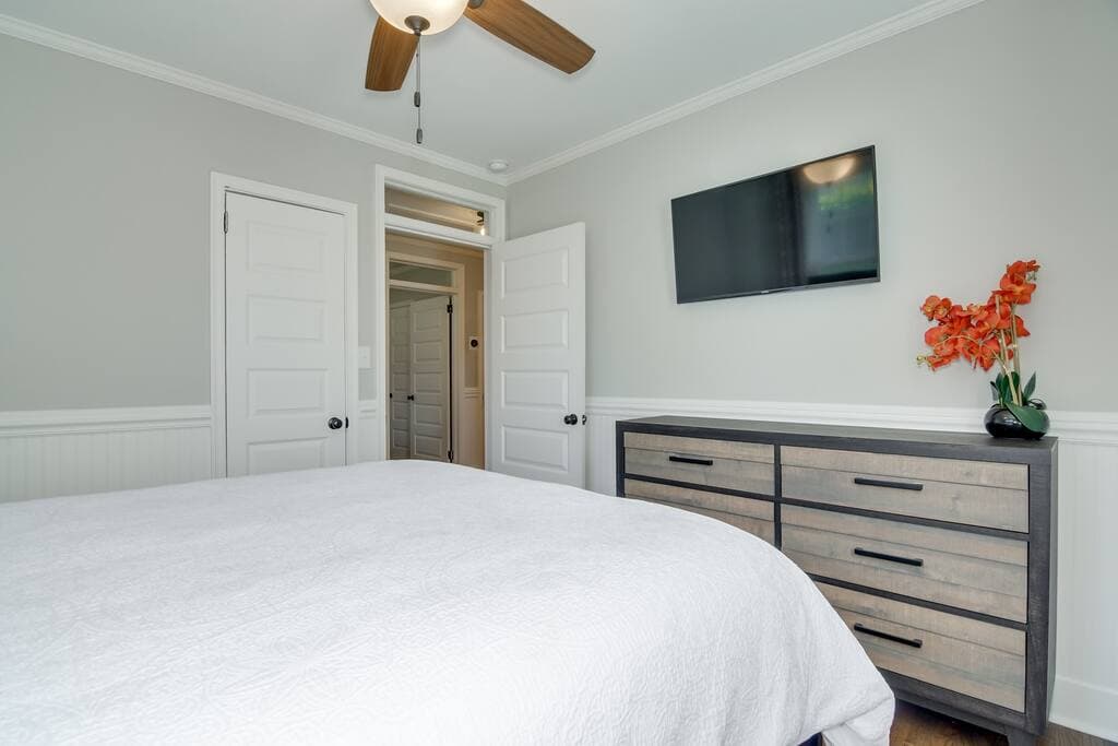 Guest Room #2 (Queen)