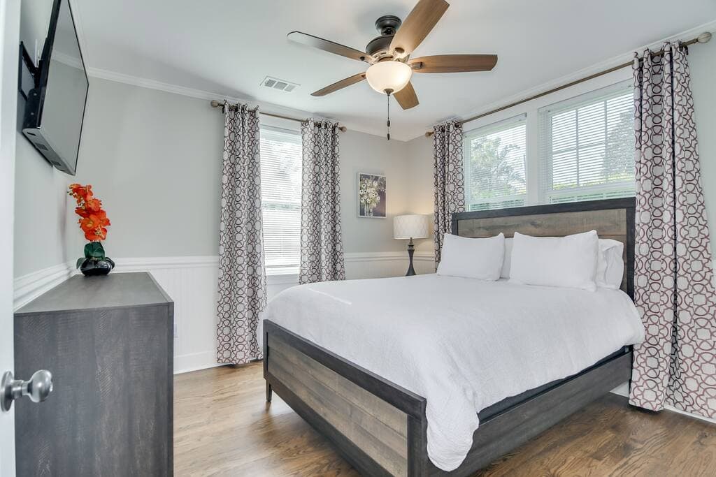 Guest Room #2 (Queen)