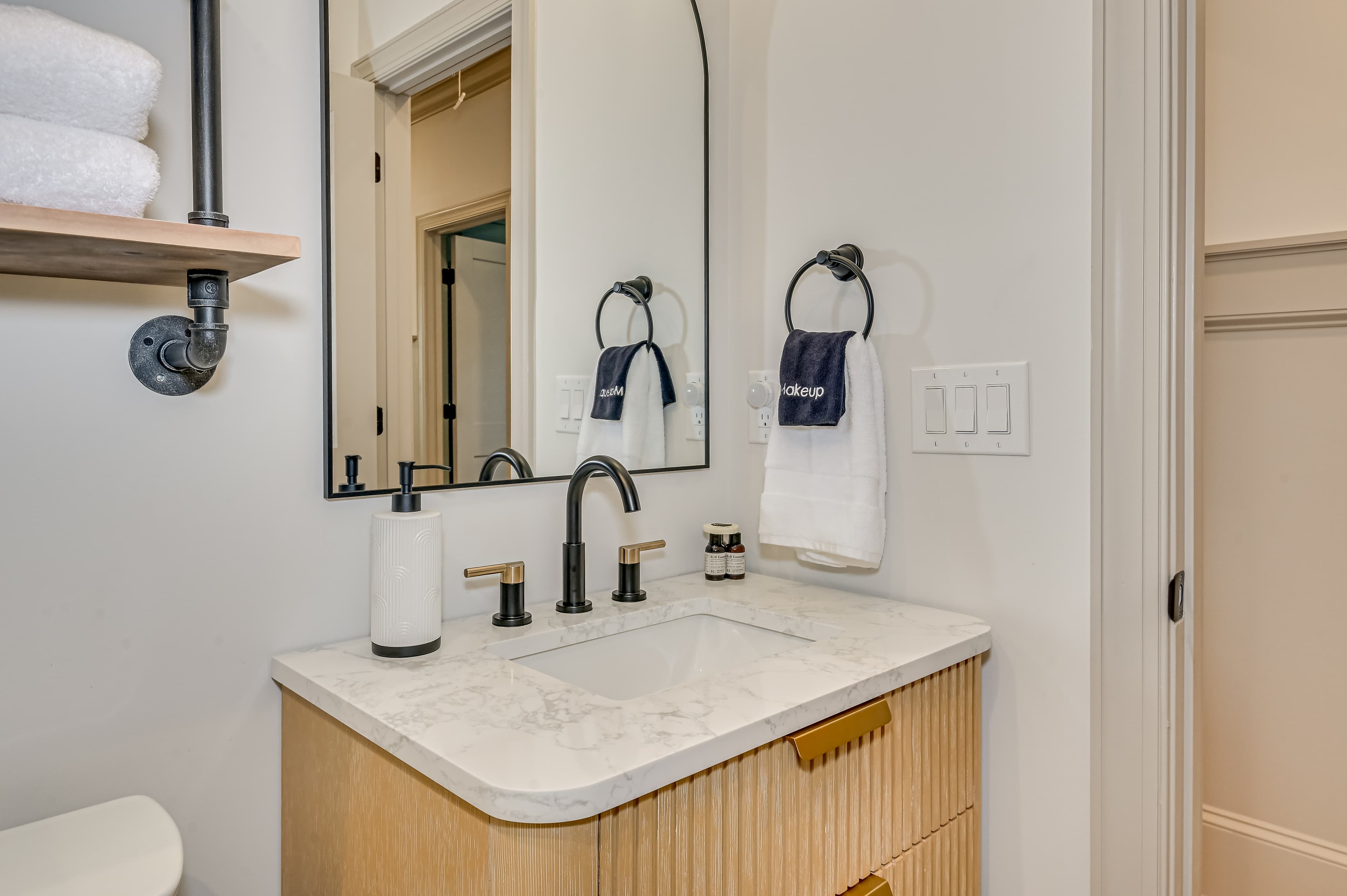 Hall/Guest Bathroom