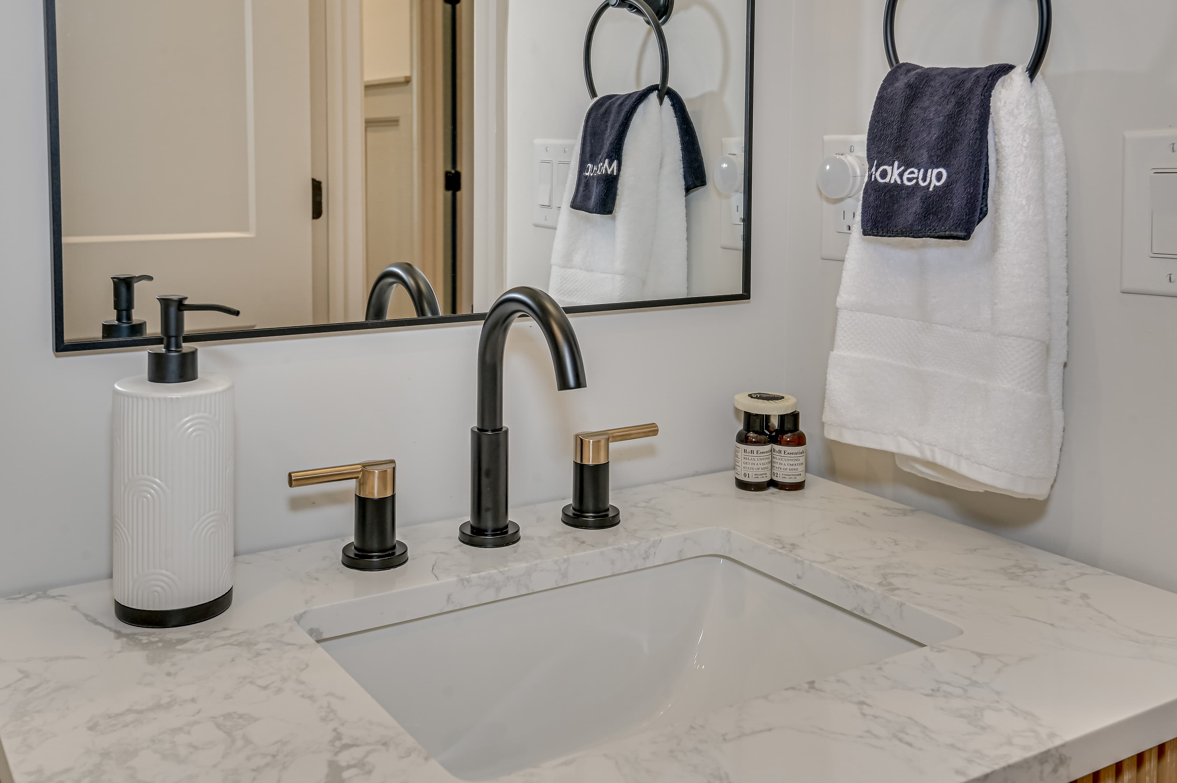 Hall/Guest Bathroom