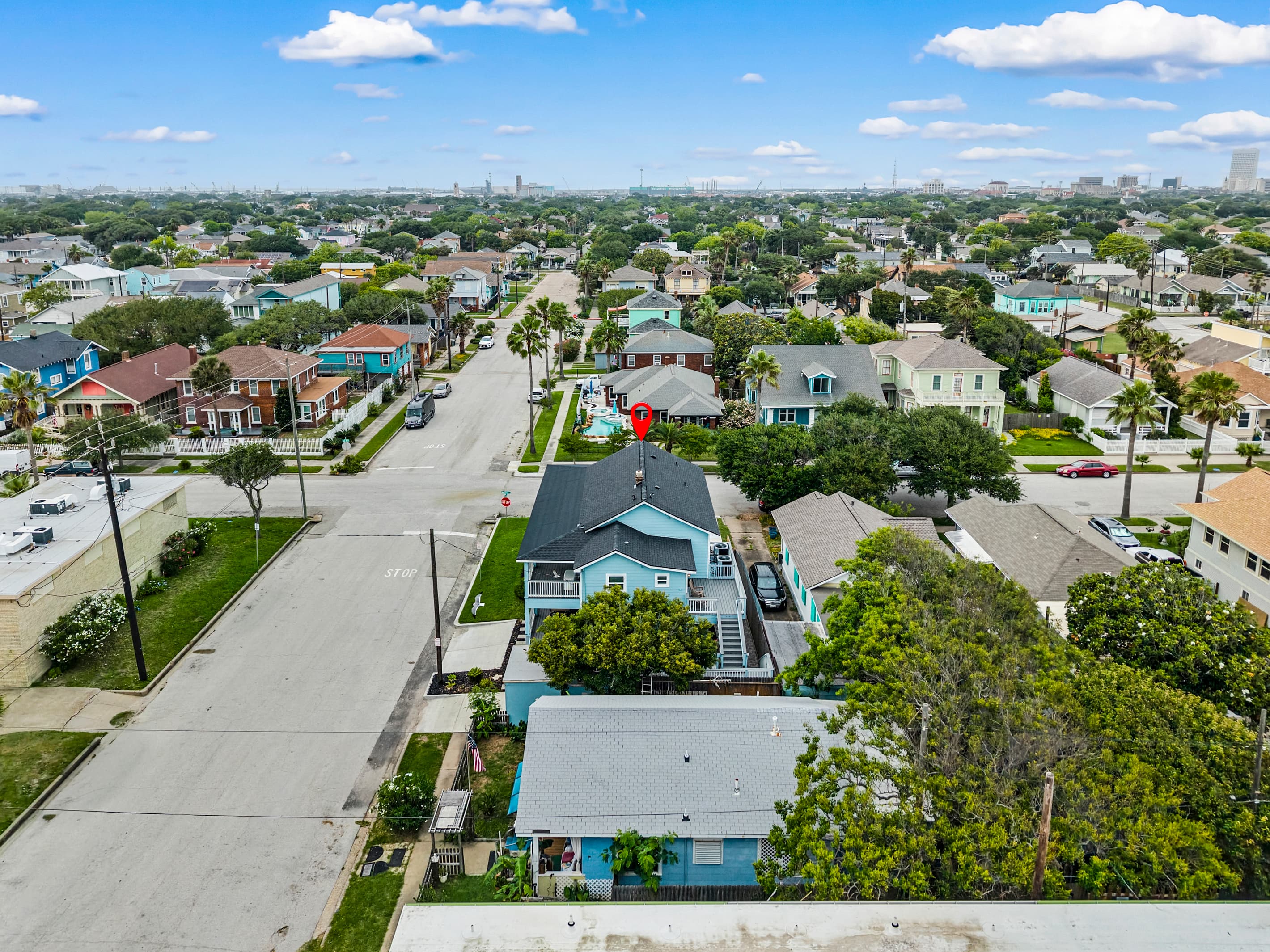 The Lookout at R½ (pinned) in one of Galveston's most walkable Seawall neighborhoods — close to restaurants, shops, and the beach, with no car required.
