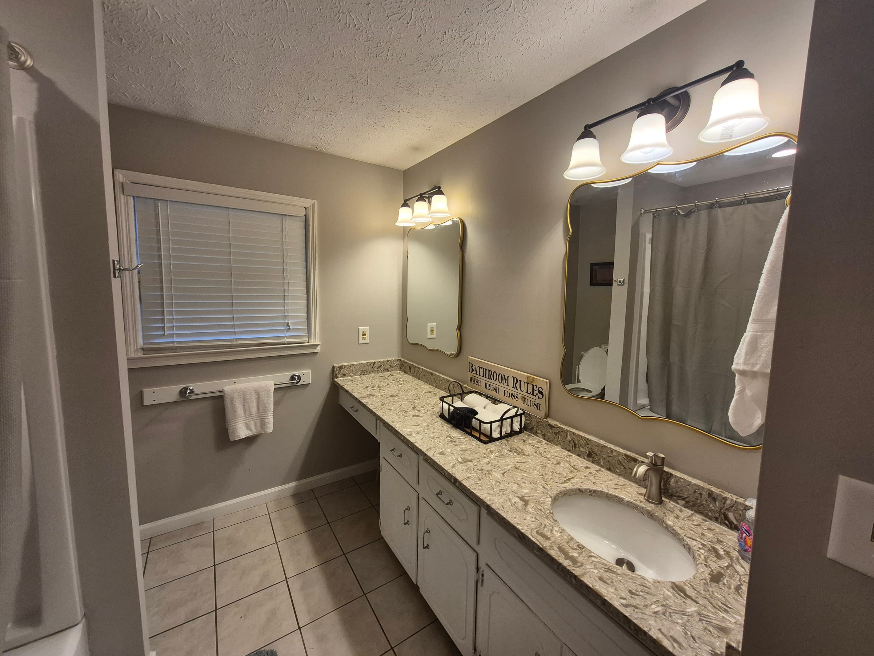 Hall Full Bathroom shared with Bedroom 2 and 3 and direct access from bedroom 2 (king bed)