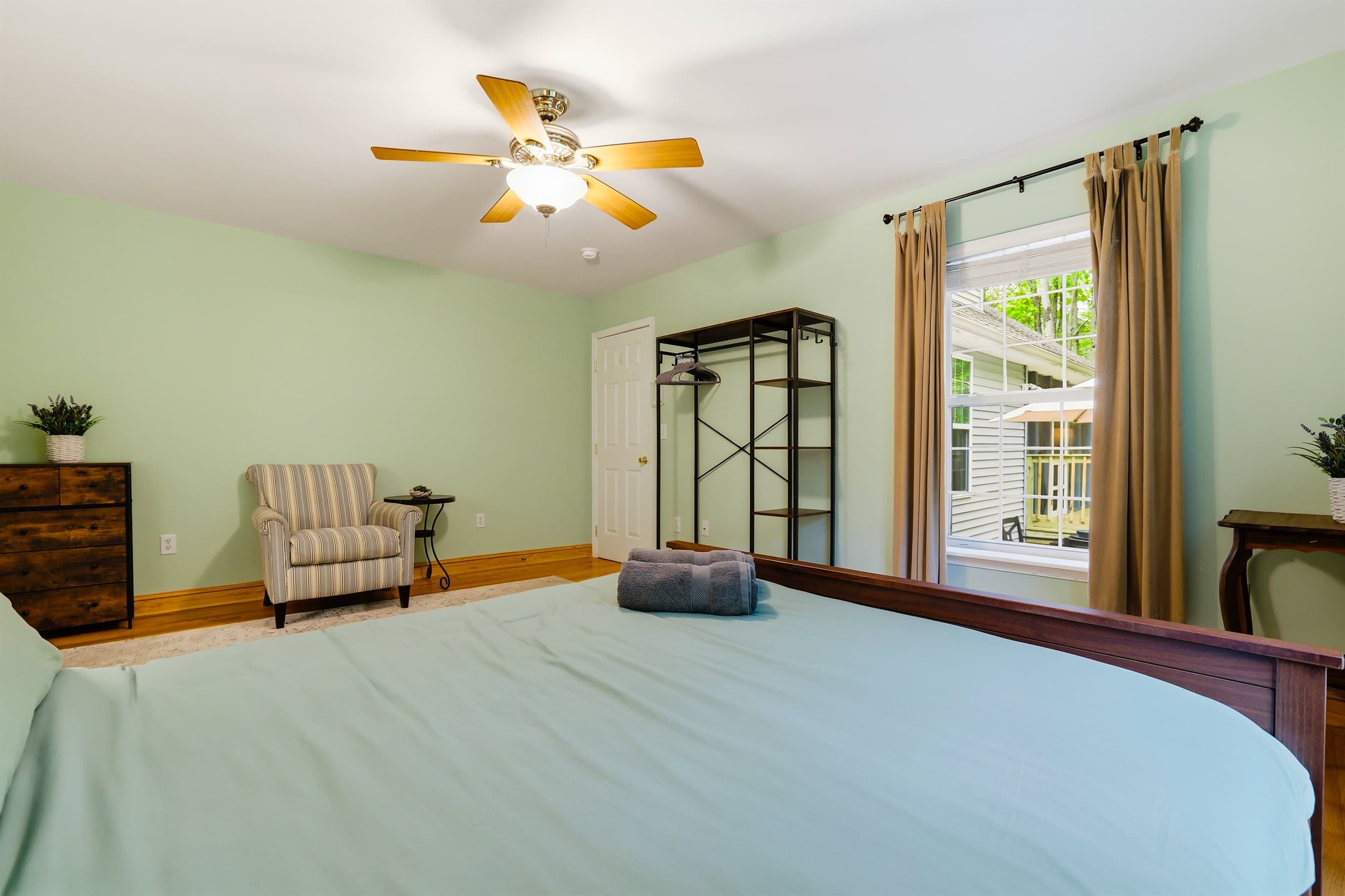 Bedroom with queen bed