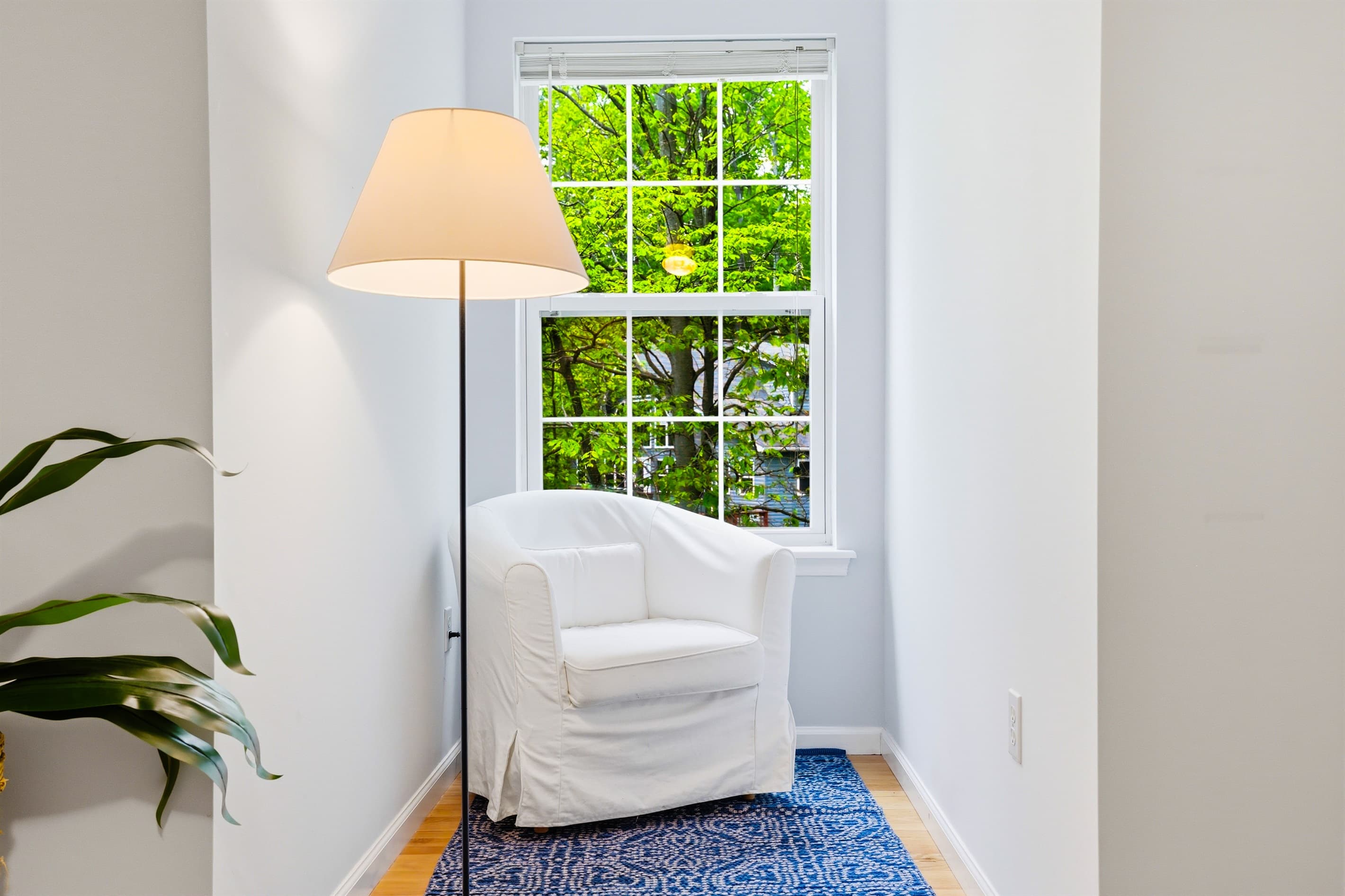 Bedroom with futon, TV and workspace