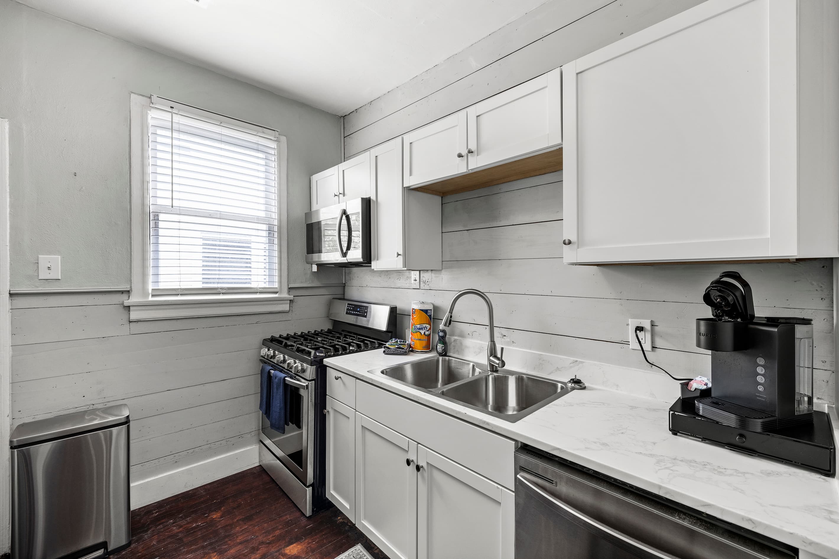 Ample counter space and a clean, functional layout make meal prep easy at Starboard at M — whether it is breakfast before the beach or a full dinner spread.