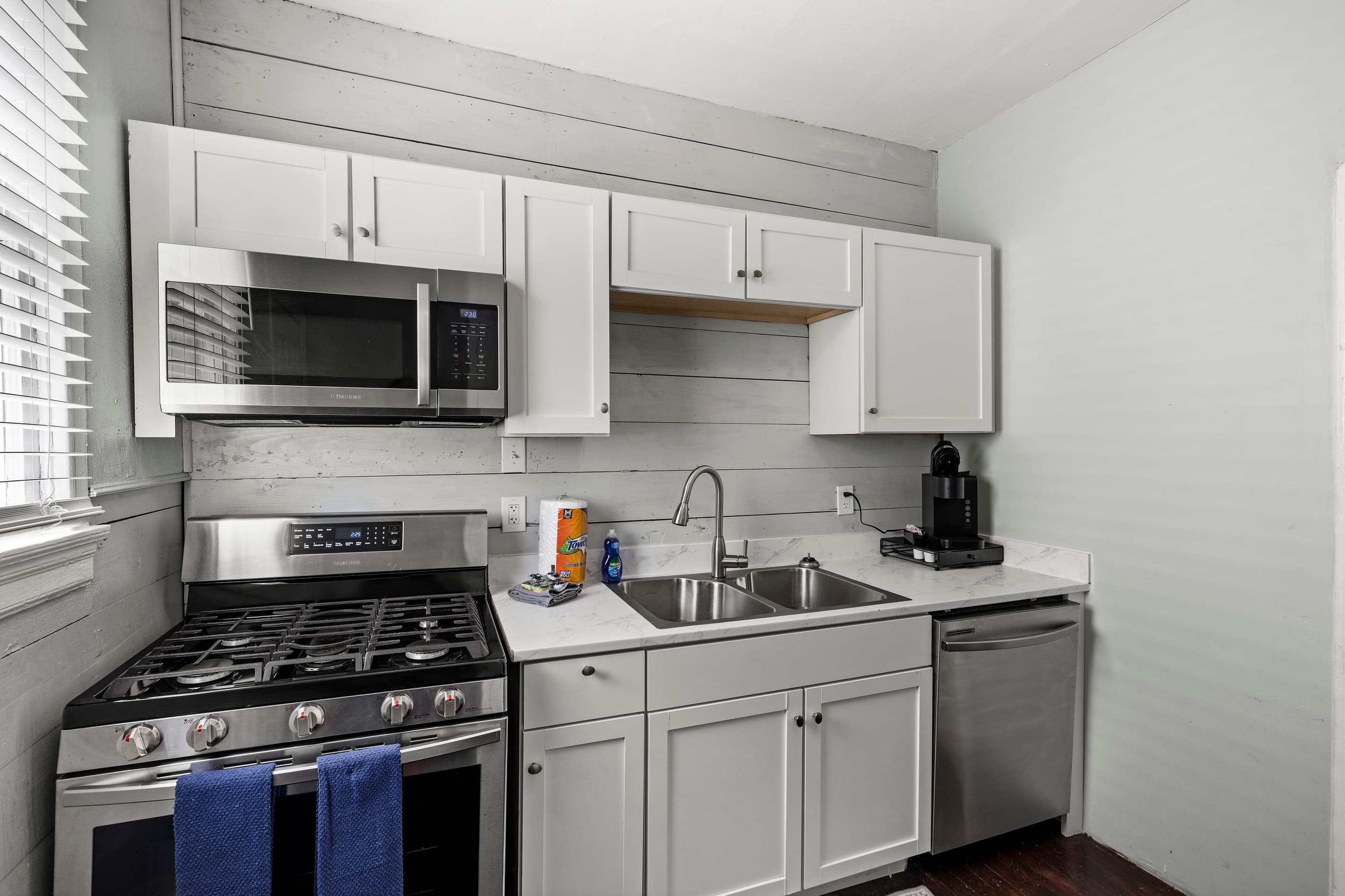 A full refrigerator and quality cookware — the kitchen at Starboard at M is equipped for anything from sunrise coffee to a Gulf Coast dinner.
