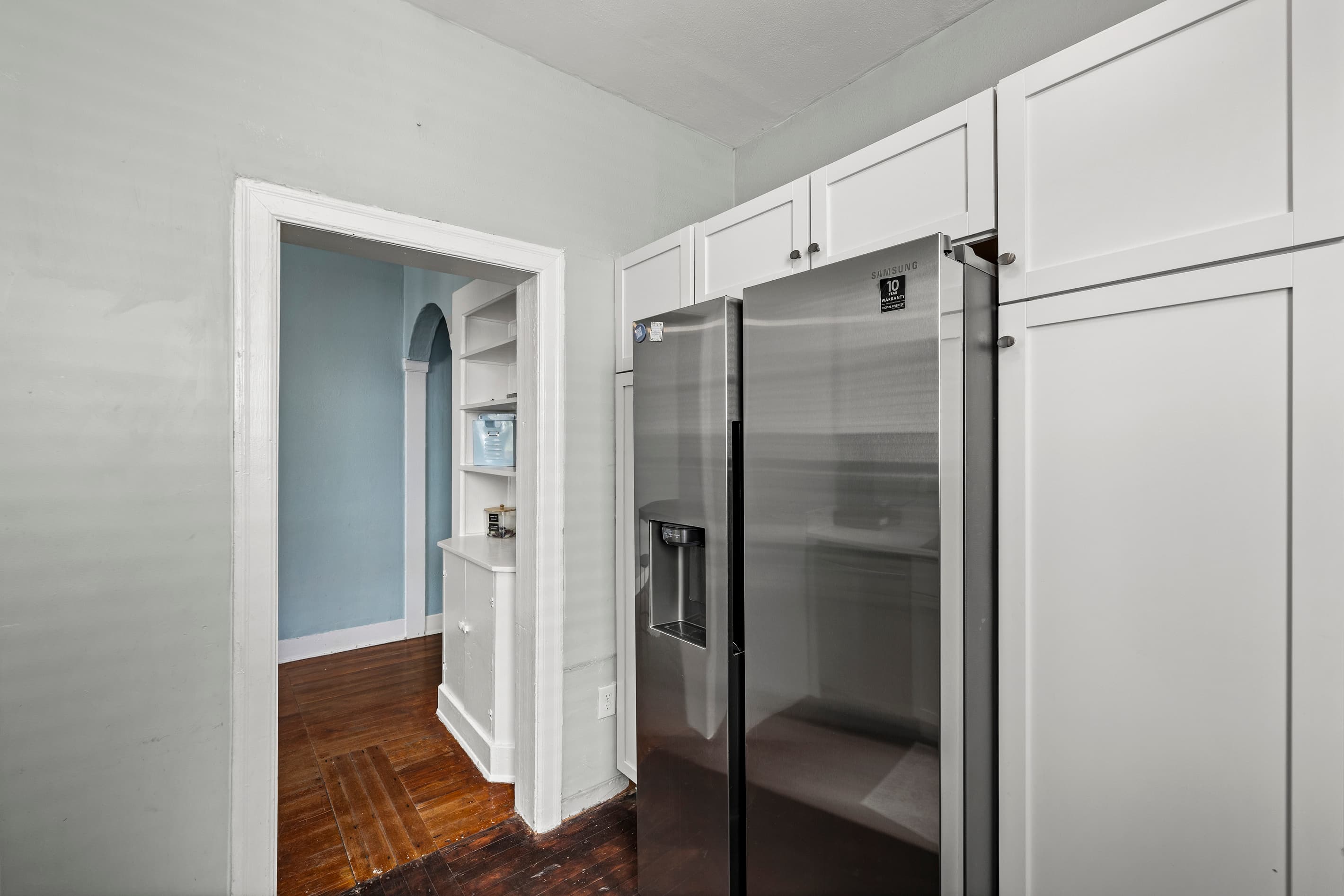 Double sink, clean lines, and everything close at hand — the kitchen at Starboard at M is a functional, comfortable workspace for your whole stay.