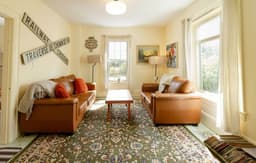 Central Picton Apartment, Sleeps 8; The Iron Horse