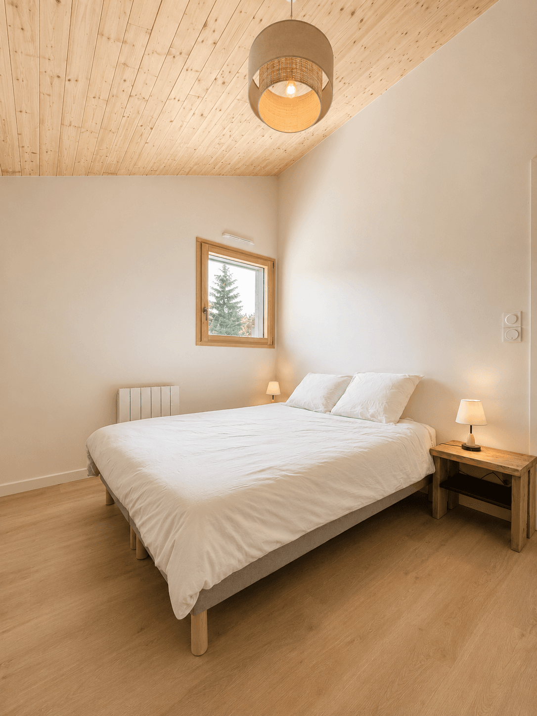 Chambre 2 à l’étage avec 1 lit double 140cm