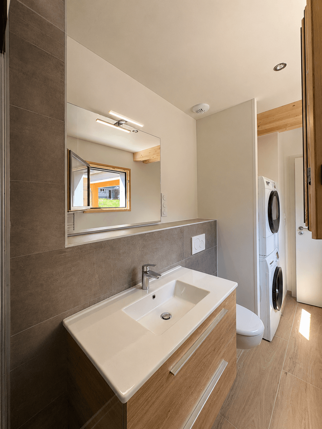 Salle de bain 1 avec lave linge et sèche linge
