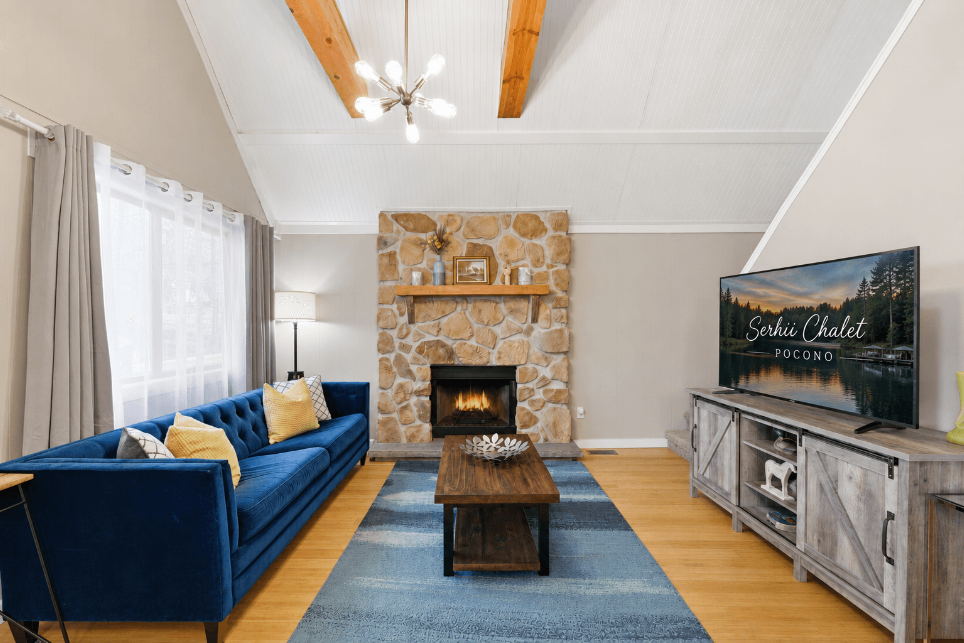 Living room with propane fireplace, Smart TV. Central cool/heat - Serhii Chalet Pocono