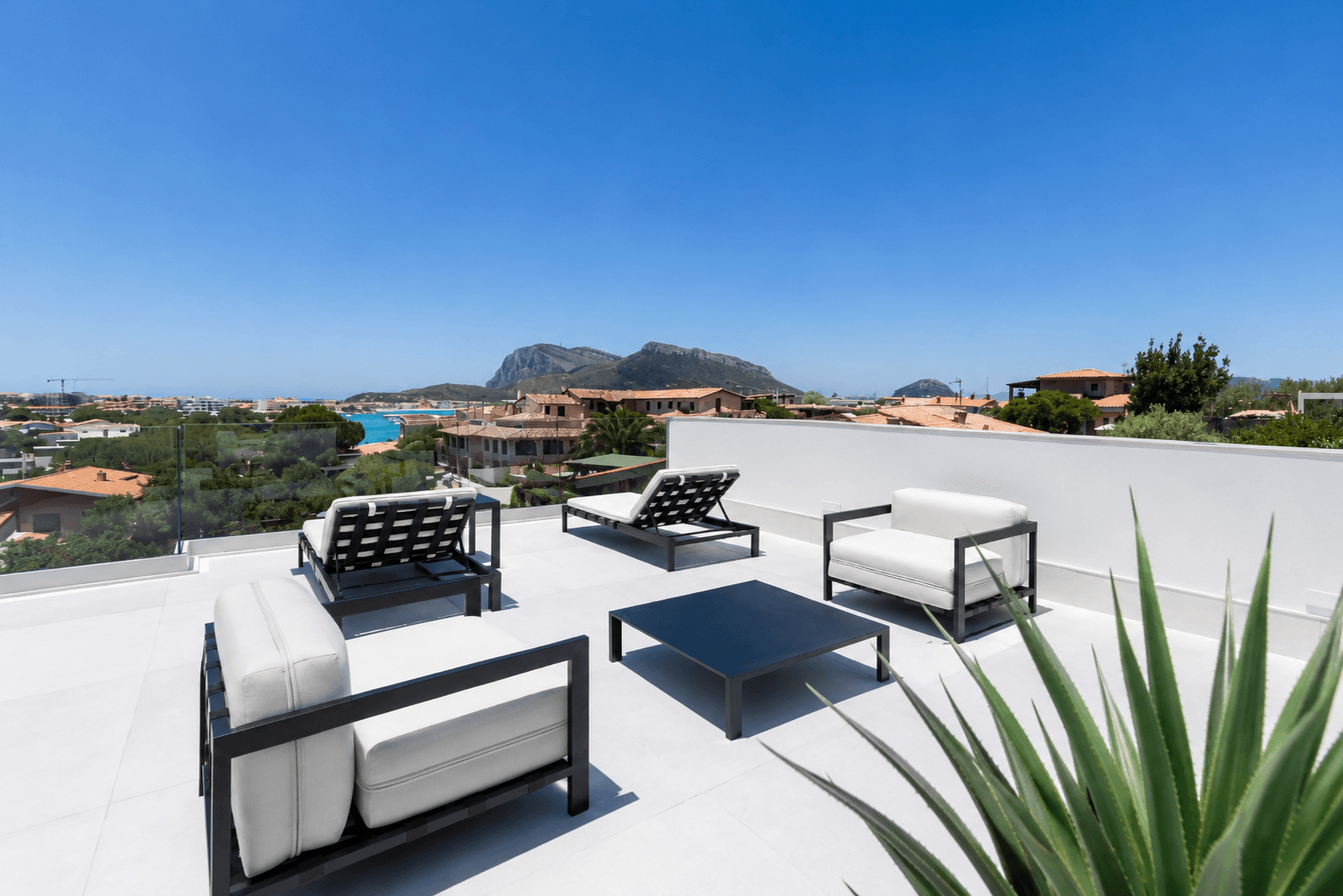 AZULIS Aramis villa RENTAL12 Golfo Aranci master beroom rooftop terrace sea mountain view