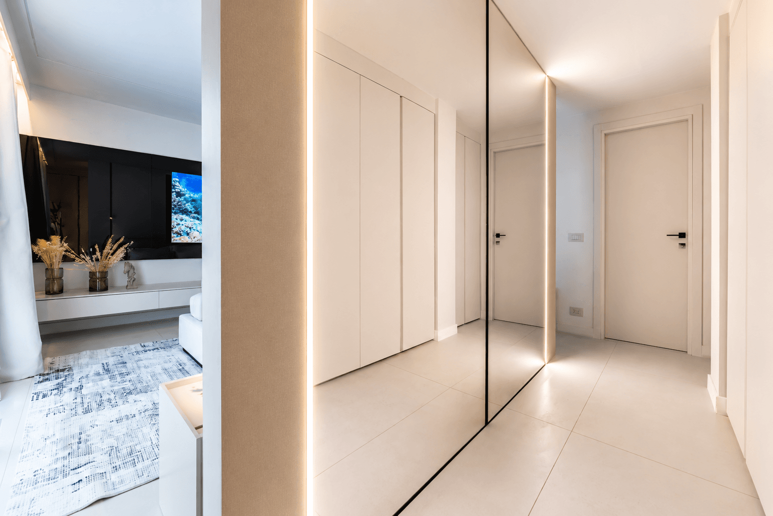 AZULIS Aramis villa RENTAL12 Golfo Aranci mirrored hallway with wardrobe bedroom access