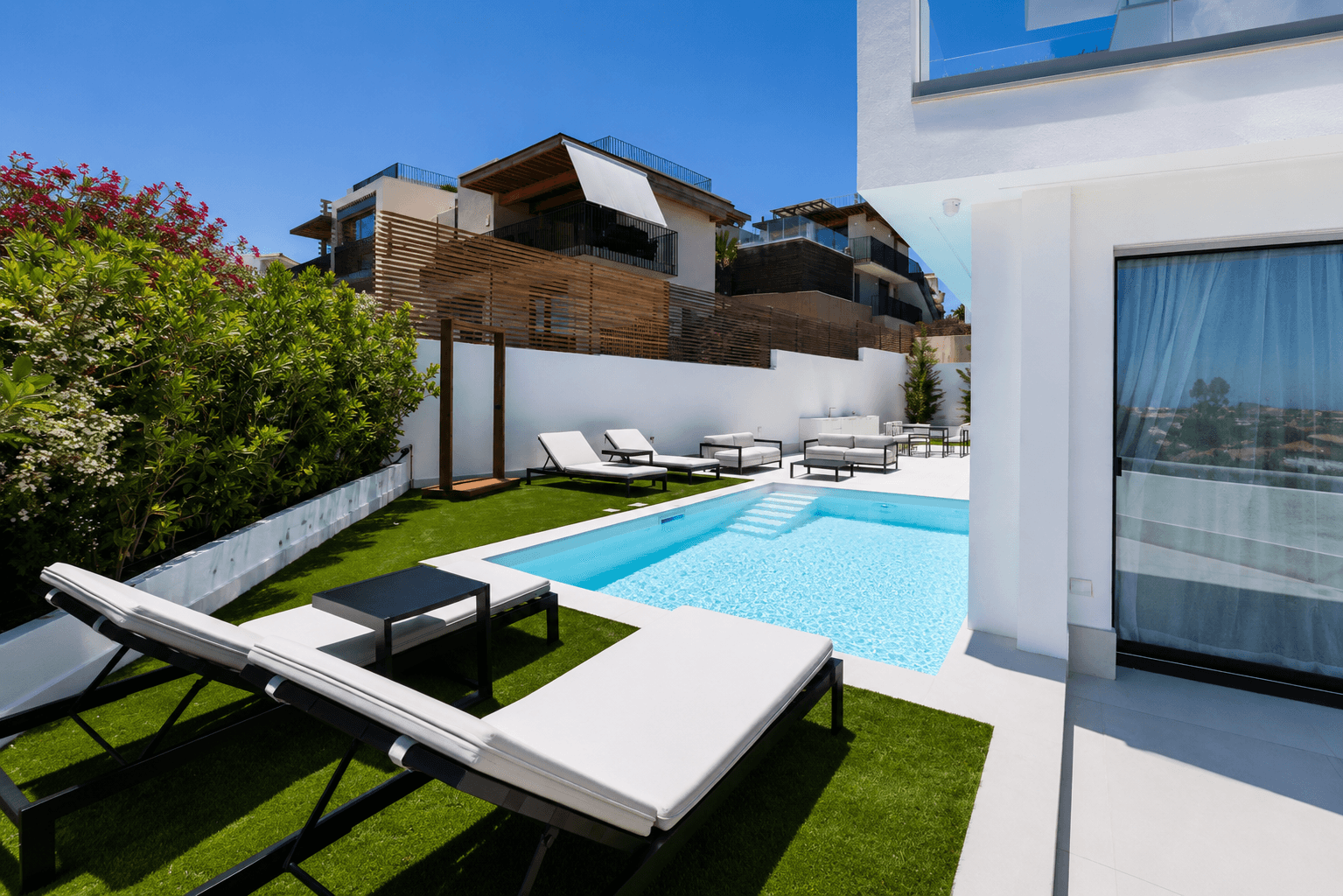AZULIS Aramis villa RENTAL12 Golfo Aranci private pool garden sun loungers exterior