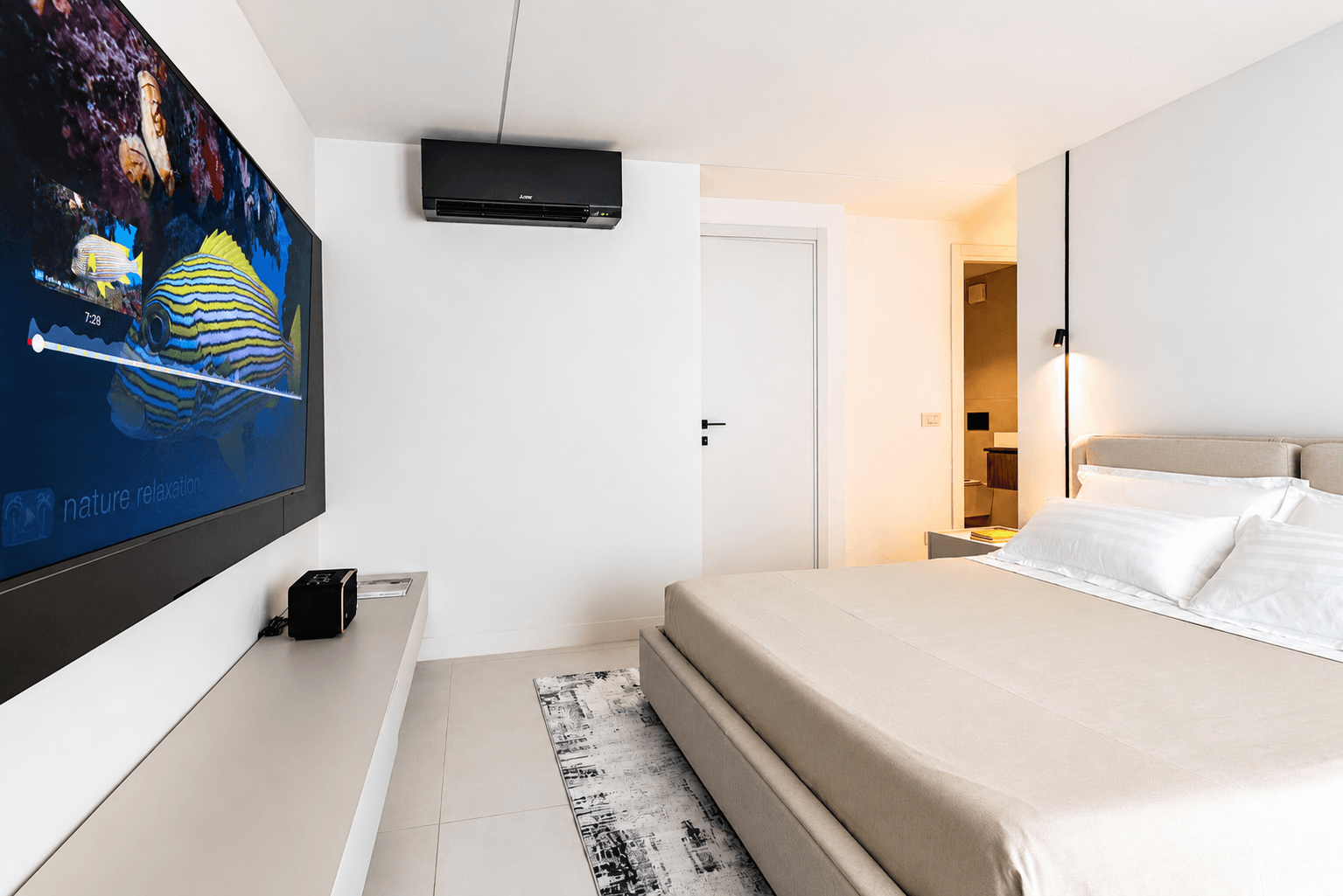 AZULIS Aramis villa RENTAL12 Golfo Aranci modern bedroom smart TV ensuite bathroom