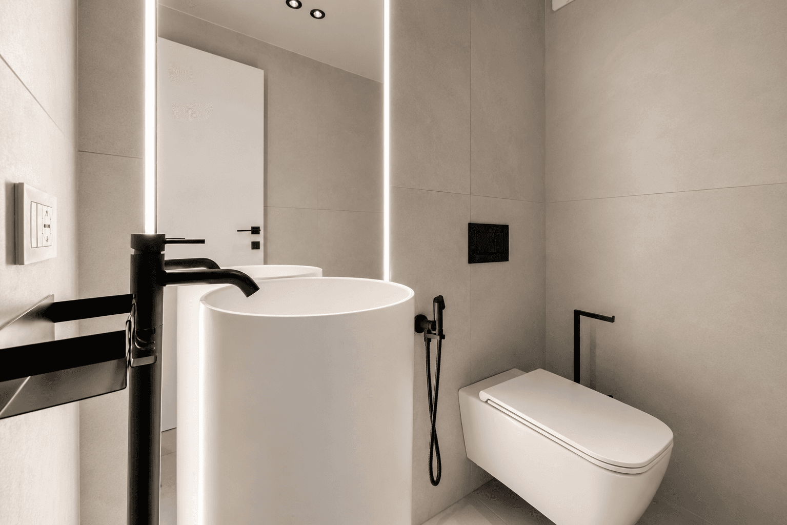 AZULIS Aramis villa RENTAL12 Golfo Aranci modern toilet half bathroom black fixtures