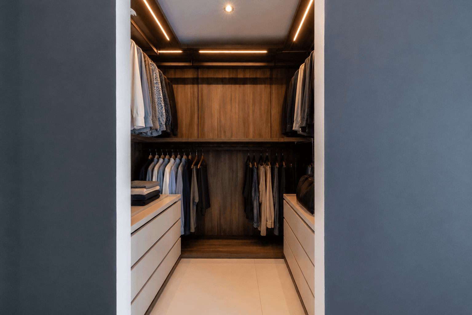 Azulis villas aramis golfo aranci master bedroom walk in closet