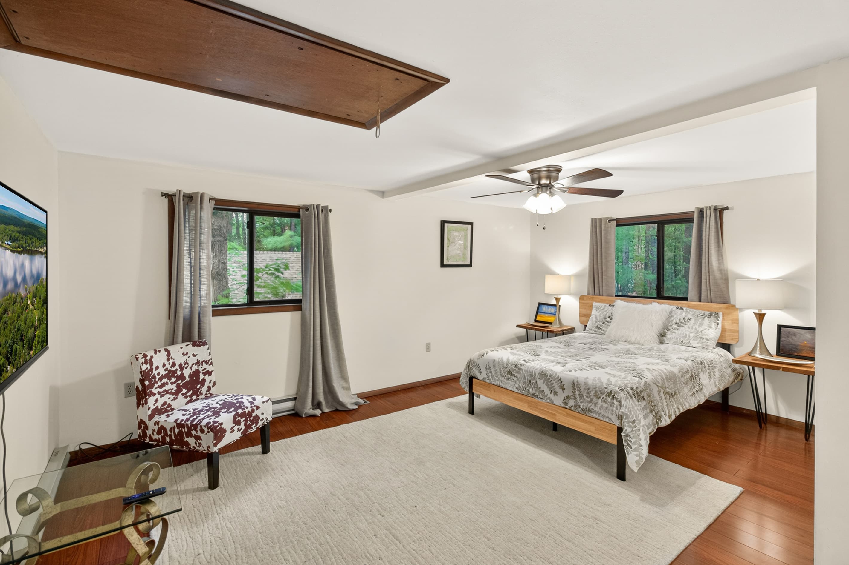 Bedroom 3 with queen bed and Roku TV (on 2nd floor)