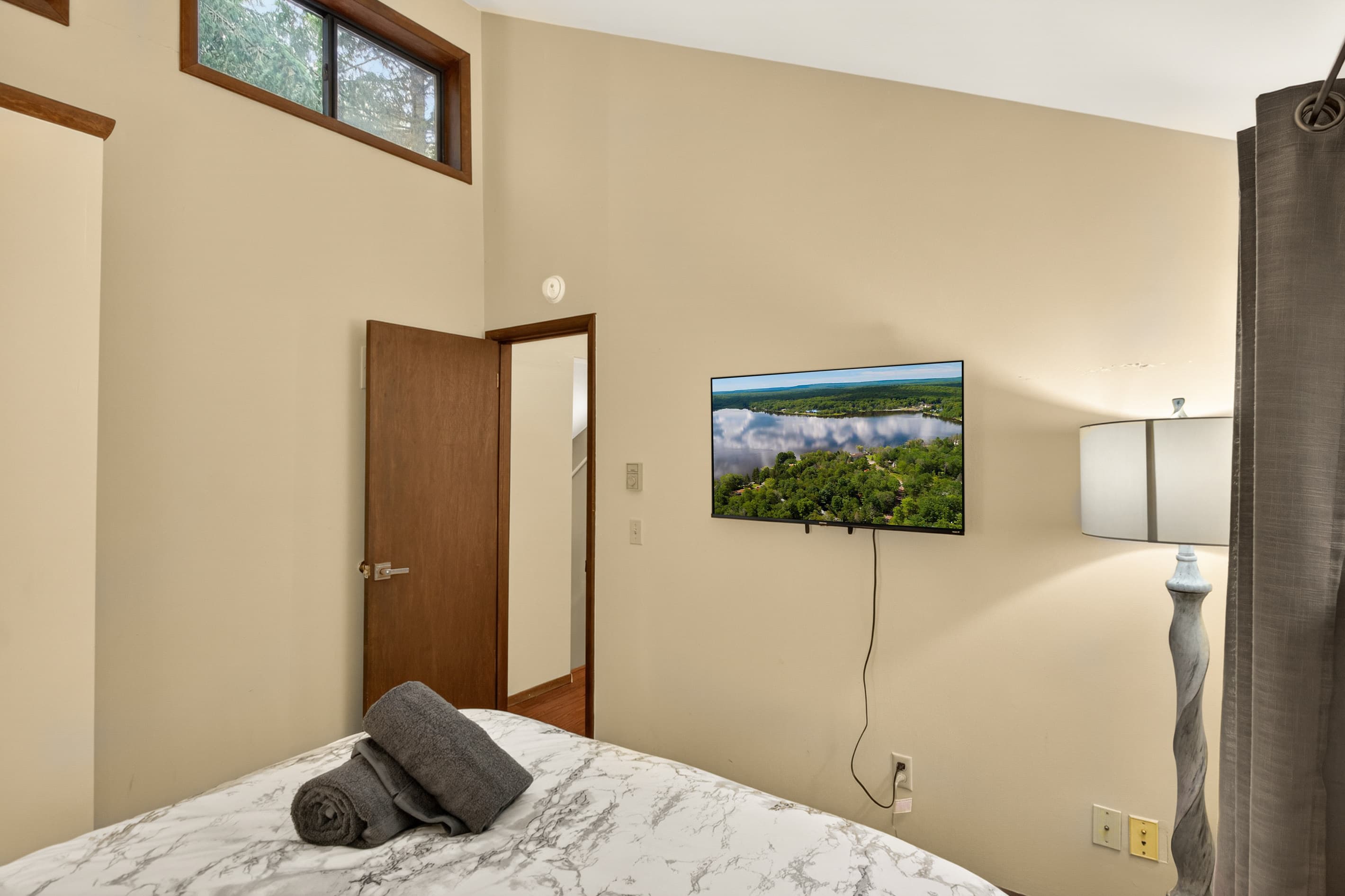 Bedroom 4 with queen bed and Roku TV (2nd floor)