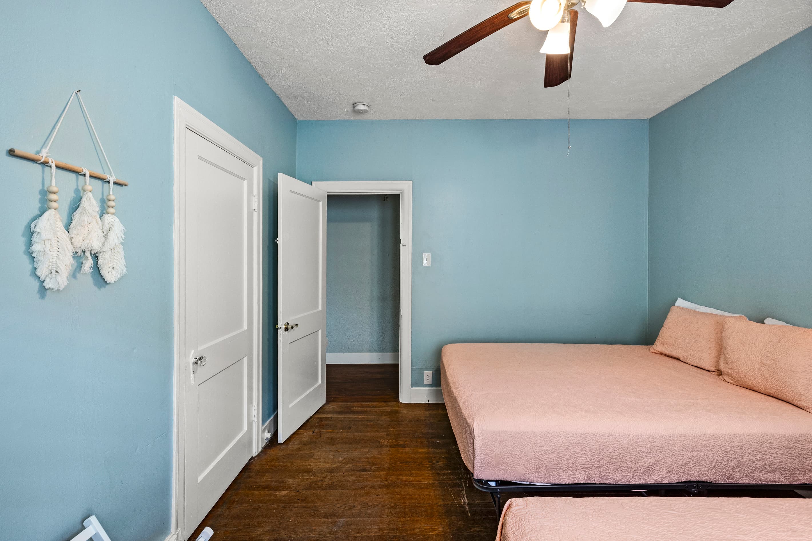 Two queens, good light, and a relaxed feel — the second bedroom at Port Side at M sleeps the extra guests in comfort.