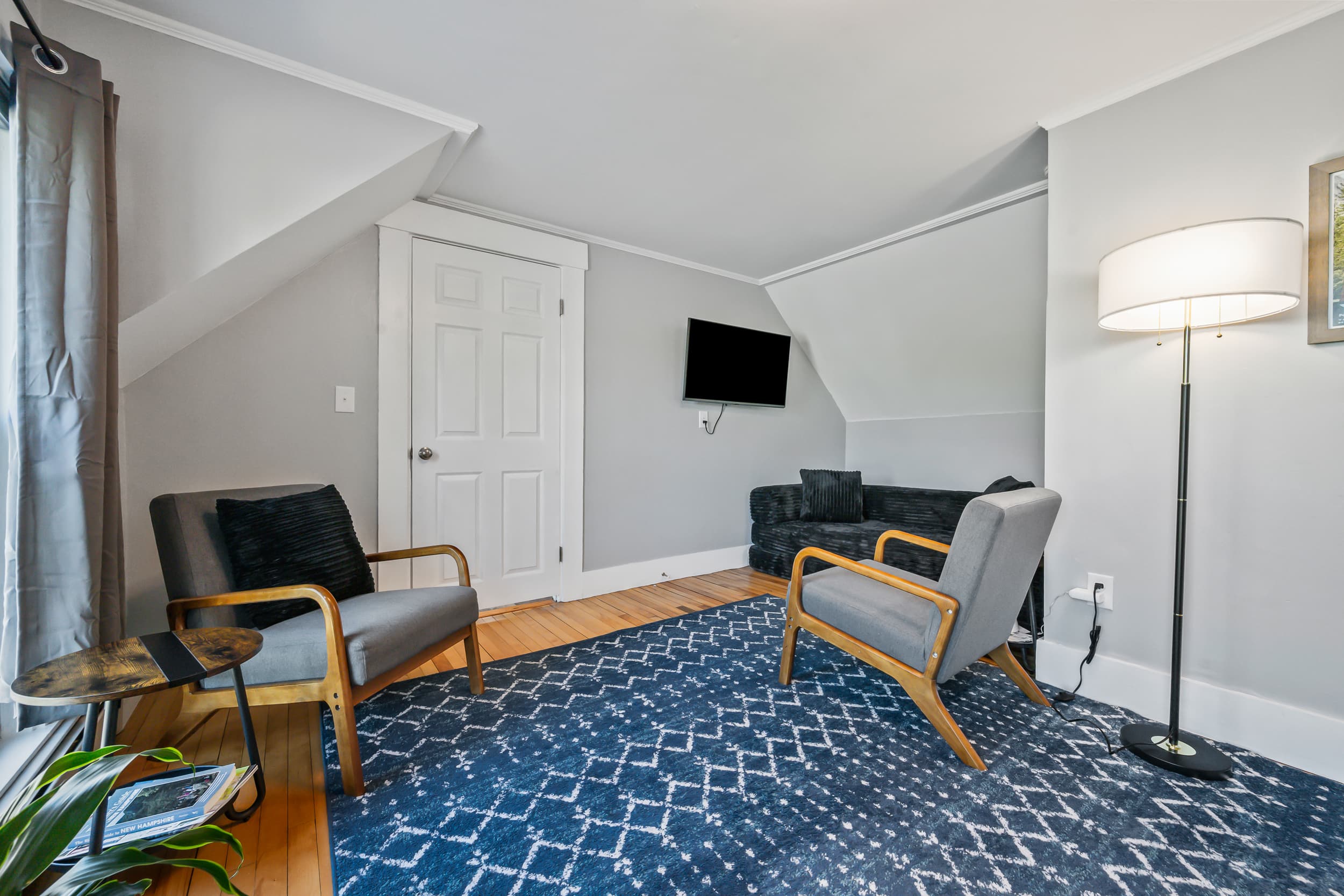 A spacious area for friends and family.