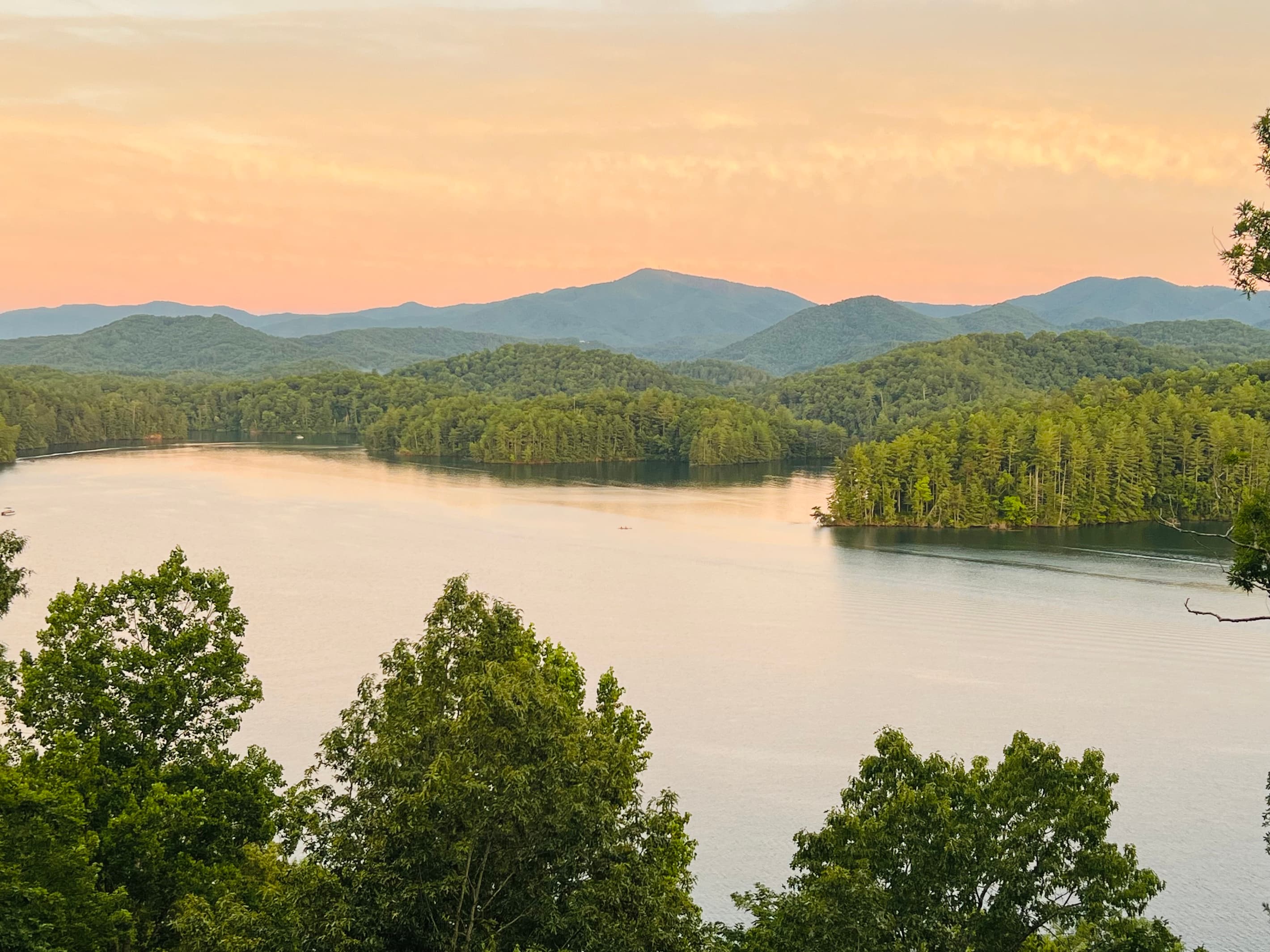 This is why guests never want to leave.
Sunrise coffee, sunset wine, or simply watching the light dance across Lake Santeetlah—Hidden Point House delivers a view that changes by the hour and never gets old.