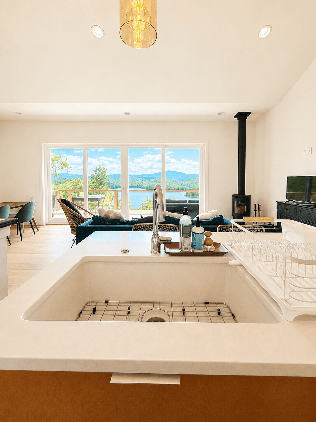 The view doesn't stop at the windows. ✨
At Hidden Point House, the lake and mountain scenery follow you from the living room all the way into the kitchen.