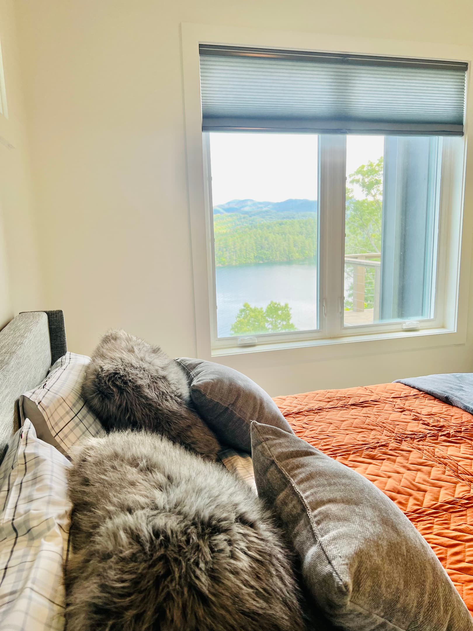 Comfort with a view.
This main-level queen bedroom offers beautiful views of Lake Santeetlah and the surrounding mountains, creating a peaceful retreat after a day on the water or exploring the Smokies.