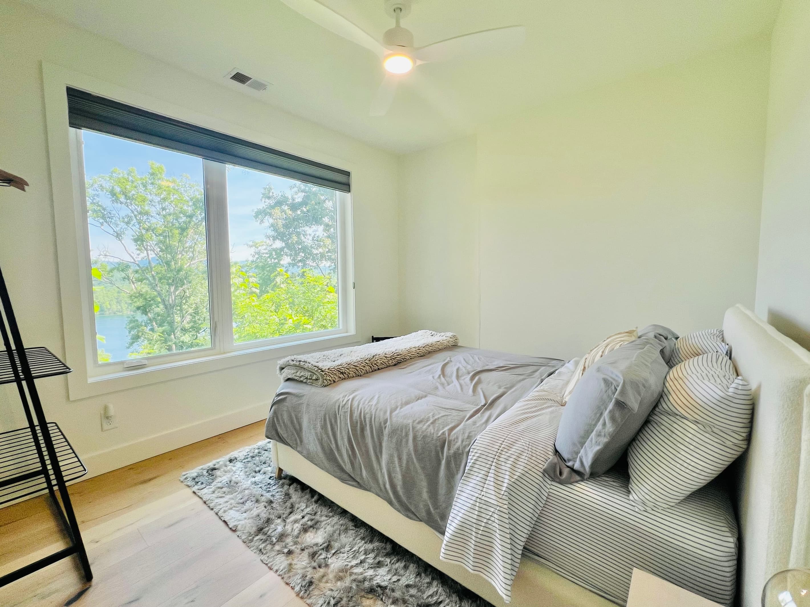 Wake up to the lake.
This cozy queen bedroom offers peaceful views of Lake Santeetlah right from the bed, making slow mornings and lazy vacation days even better.