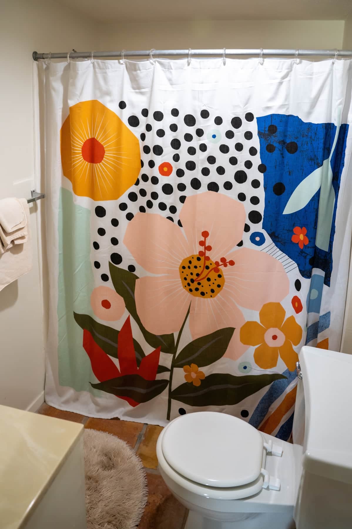 Downstairs twin bedroom with full bathtub & shower