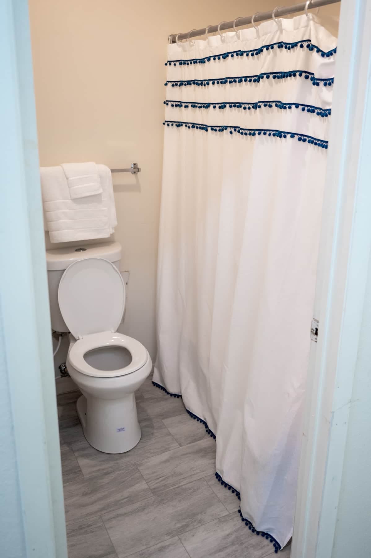Master bedroom bathroom/tub/shower