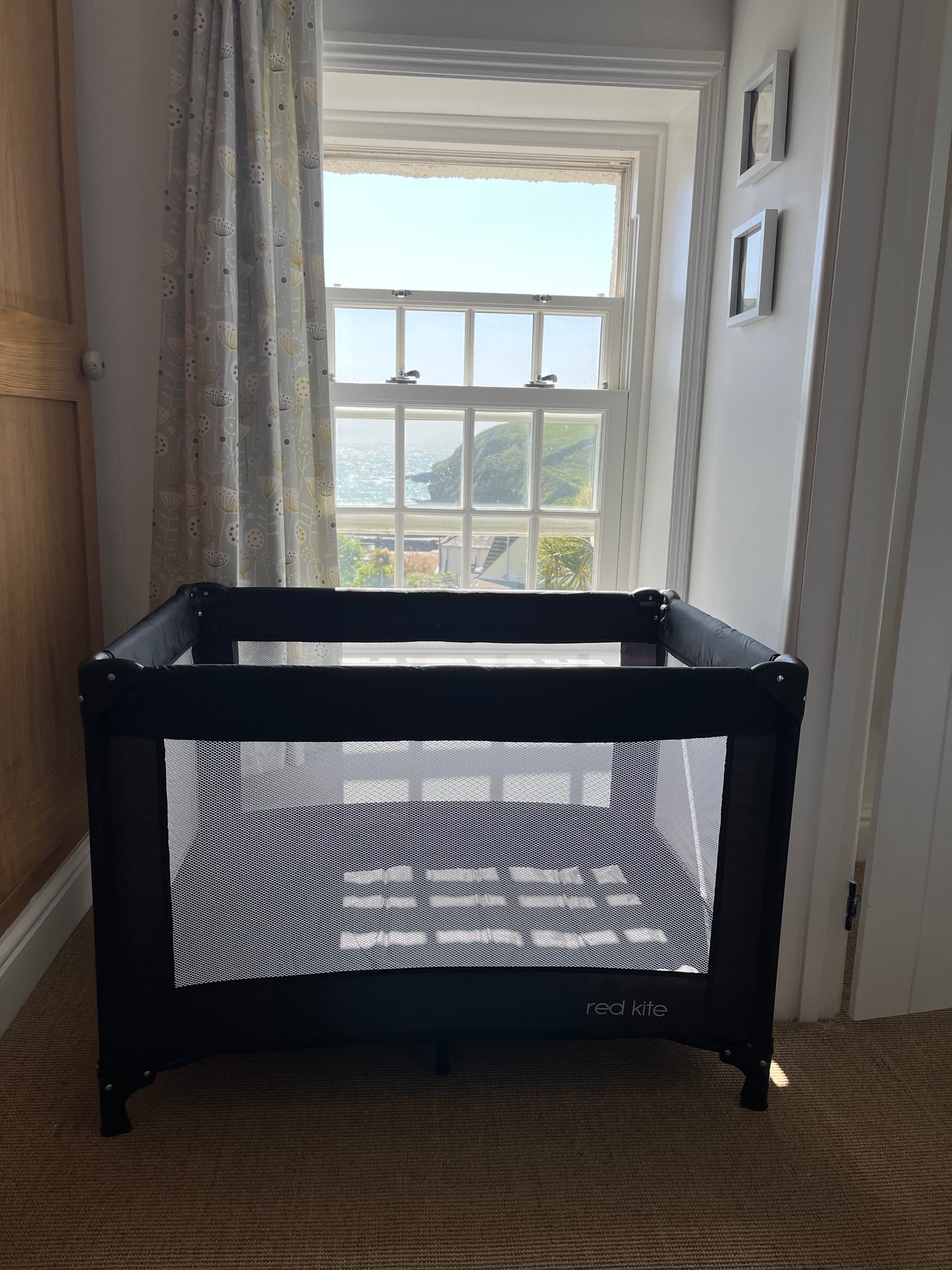 Walk-through room with travel cot 