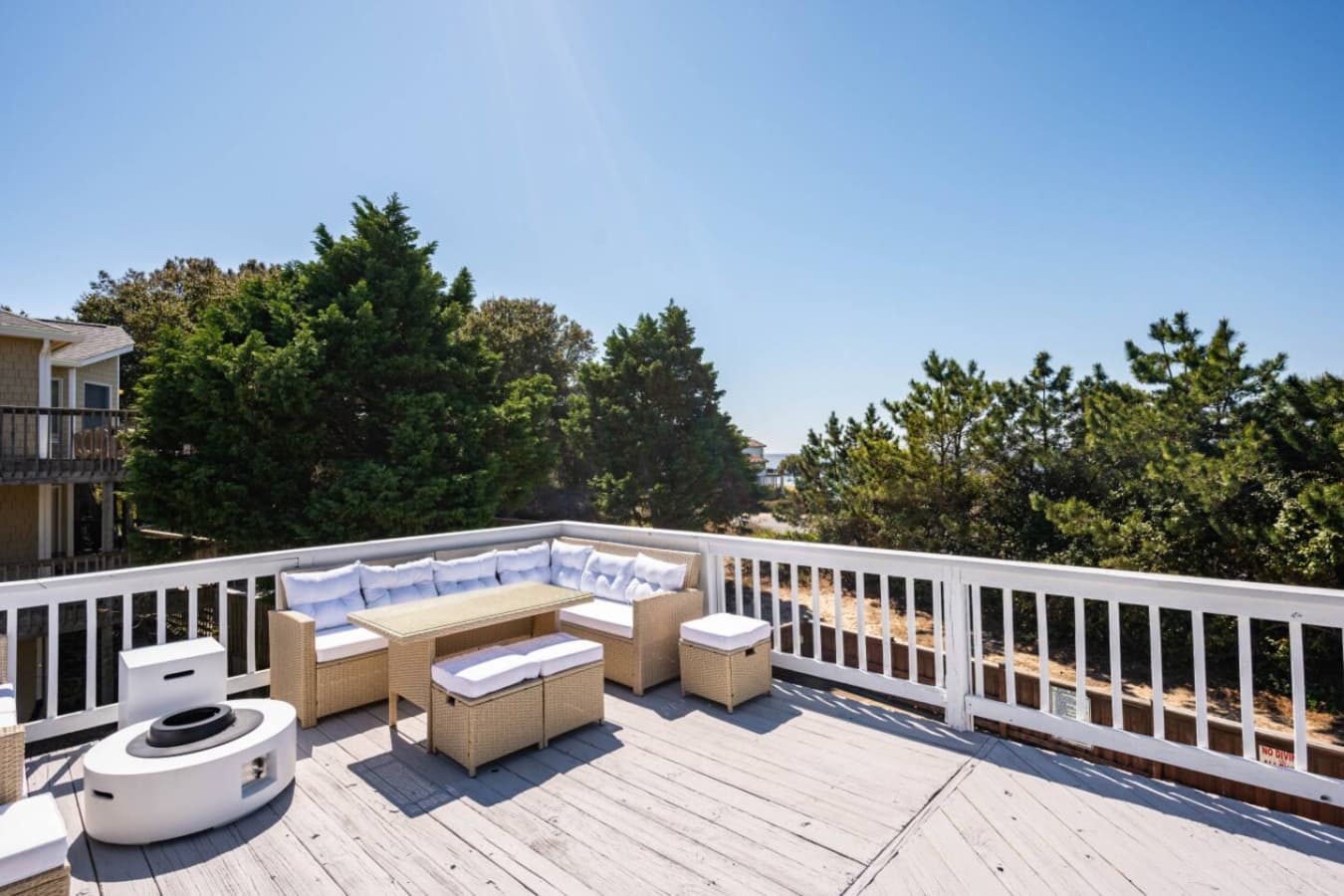Elevated deck lounge surrounded by greenery, perfect for breezy outdoor downtime.
