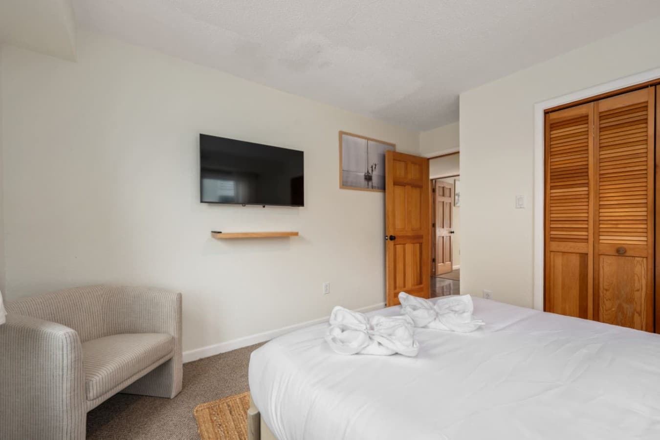 Cozy sitting area w/ wall-mounted TV for relaxed downtime.