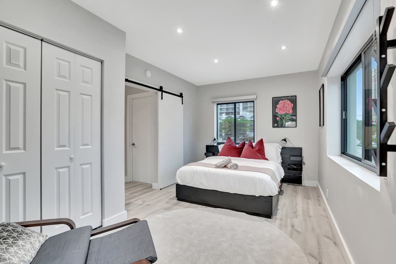 Condo Right off Las Olas - Steps to FTL Beach #2A