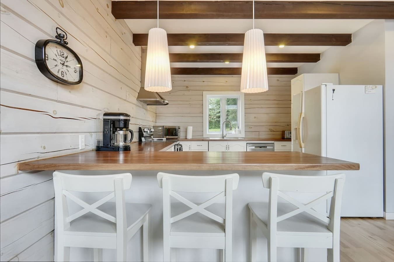 Full kitchen + breakfast bar