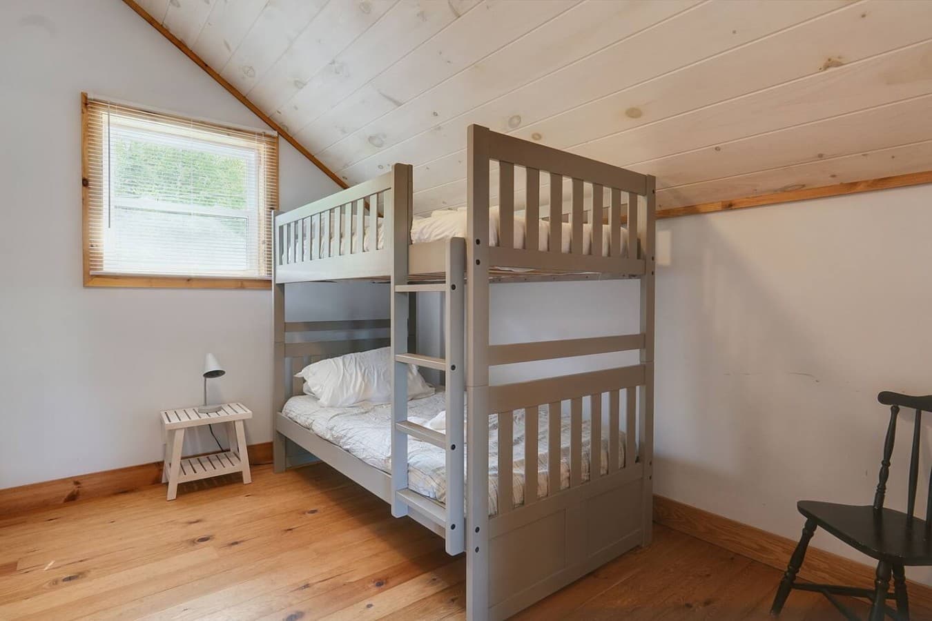 Bunkie:
Bedroom #5 - Bunk Beds (Single & Single)