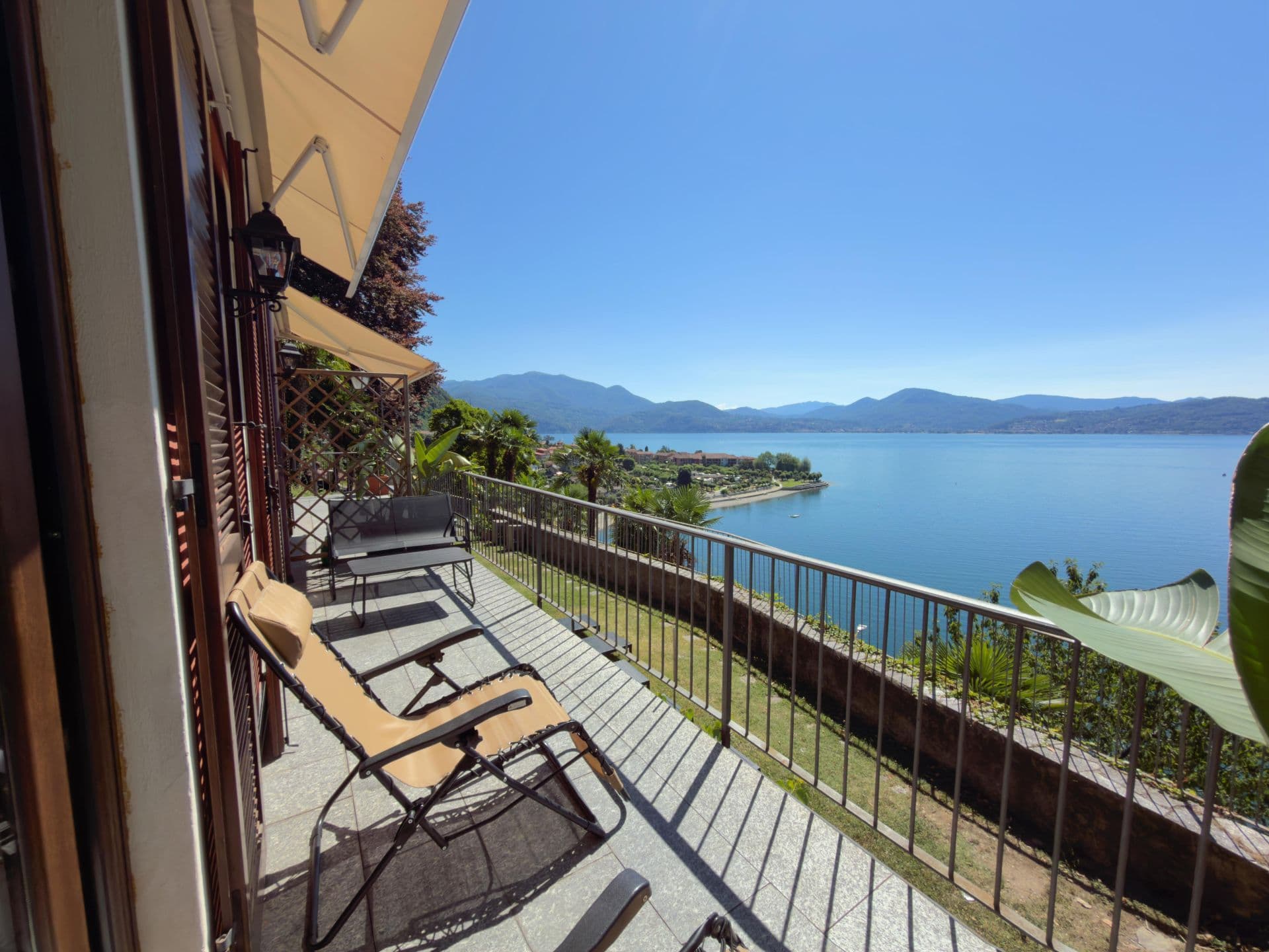 Smeraldo Zimmer mit Terrasse mit Seeblick Villa Angelina Lago Maggiore See Cannero Riviera