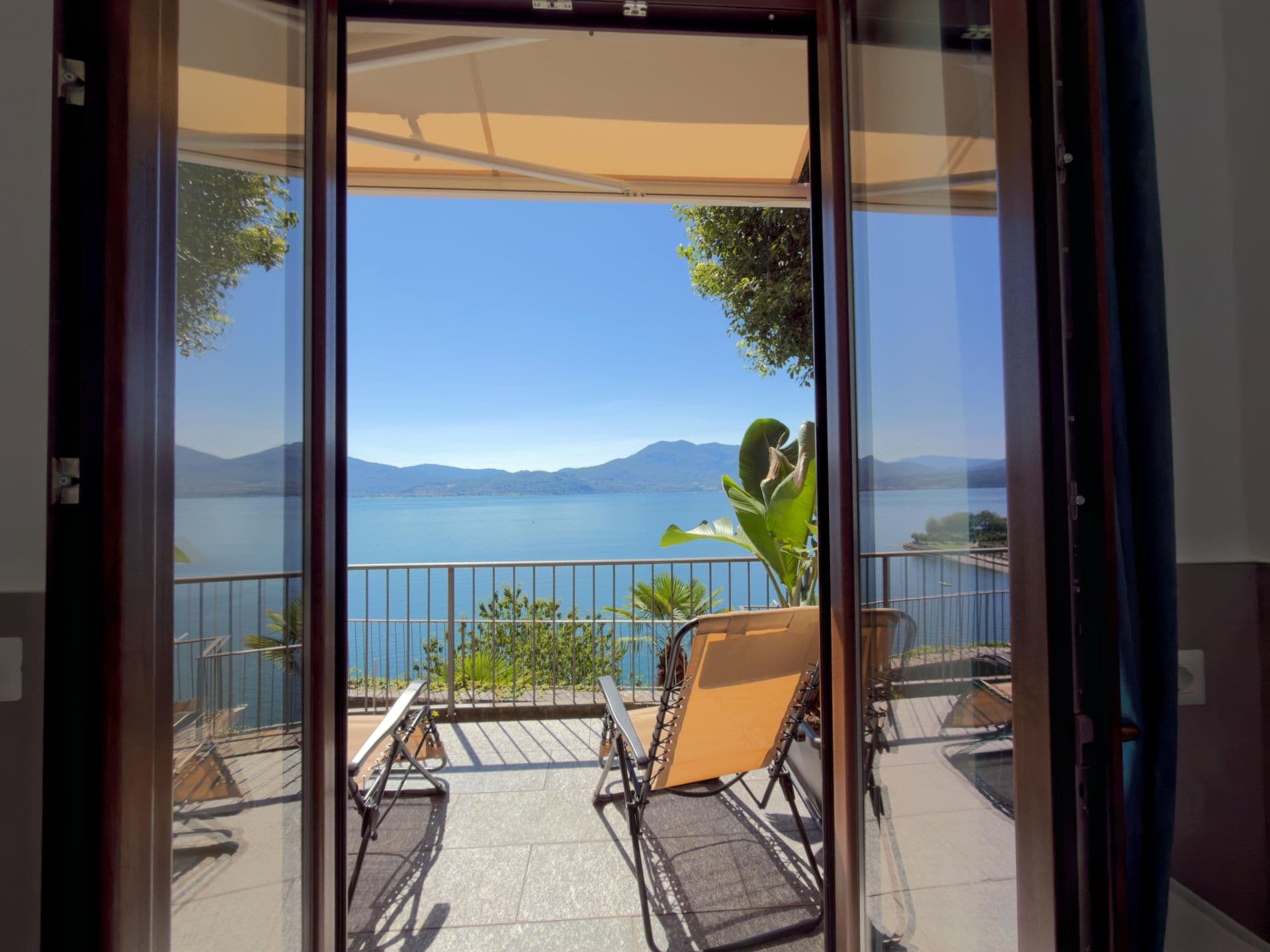 Smeraldo Zimmer mit Terrasse mit Seeblick Lago Maggiore Villa Angelina Cannero Riviera