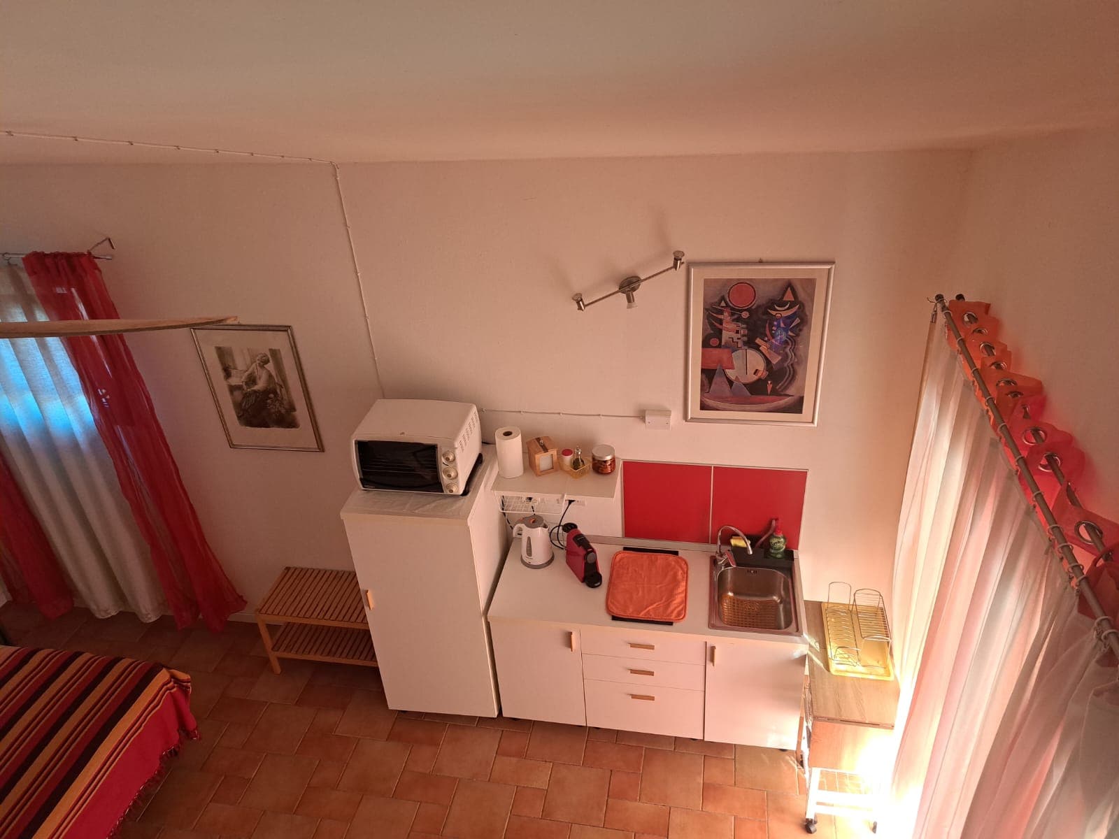 fully organized kitchen, you find everithing here, from paper to soap, kettler, coffee machine