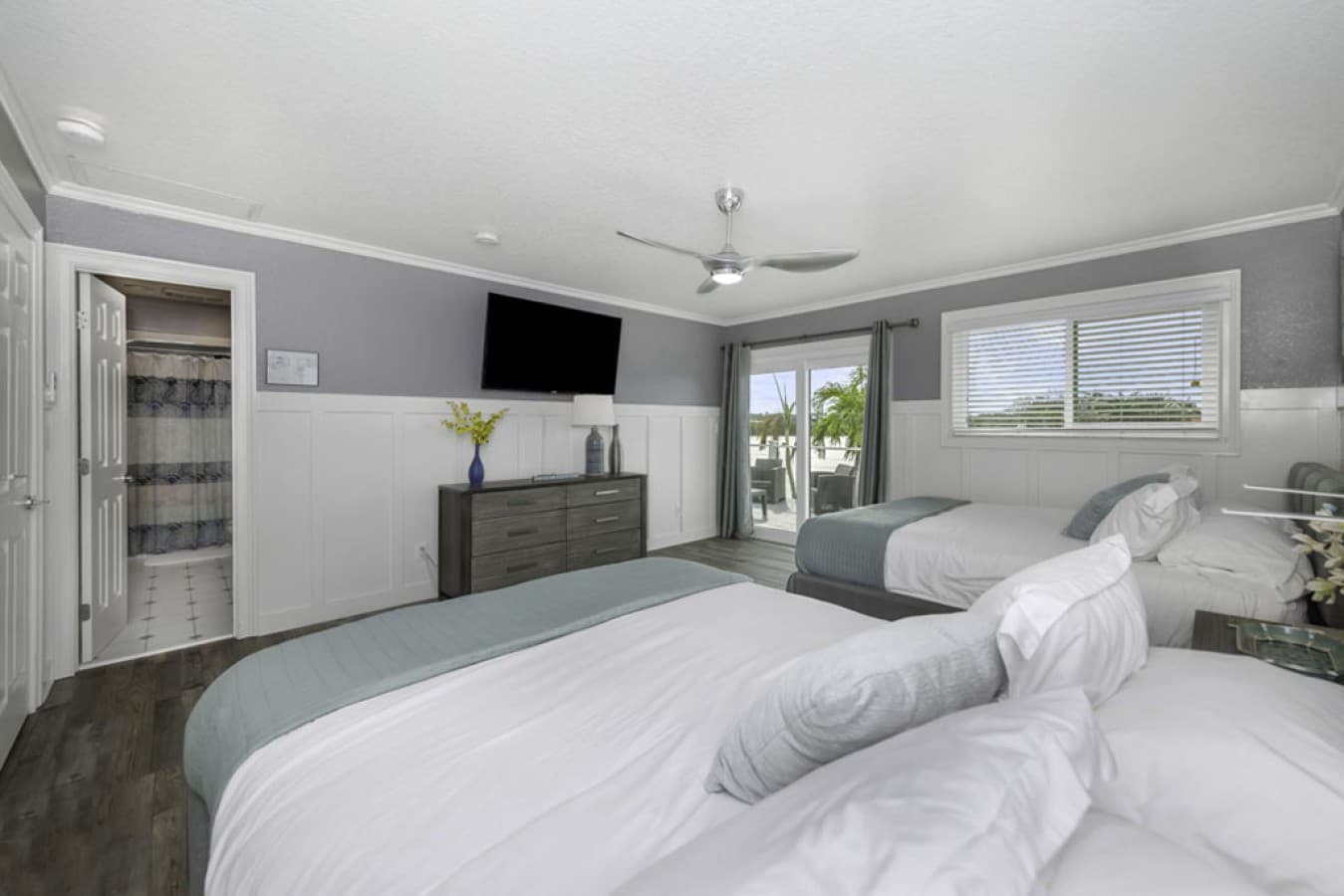 29 VA-US-queen-dbl-bedroom-2.jpg