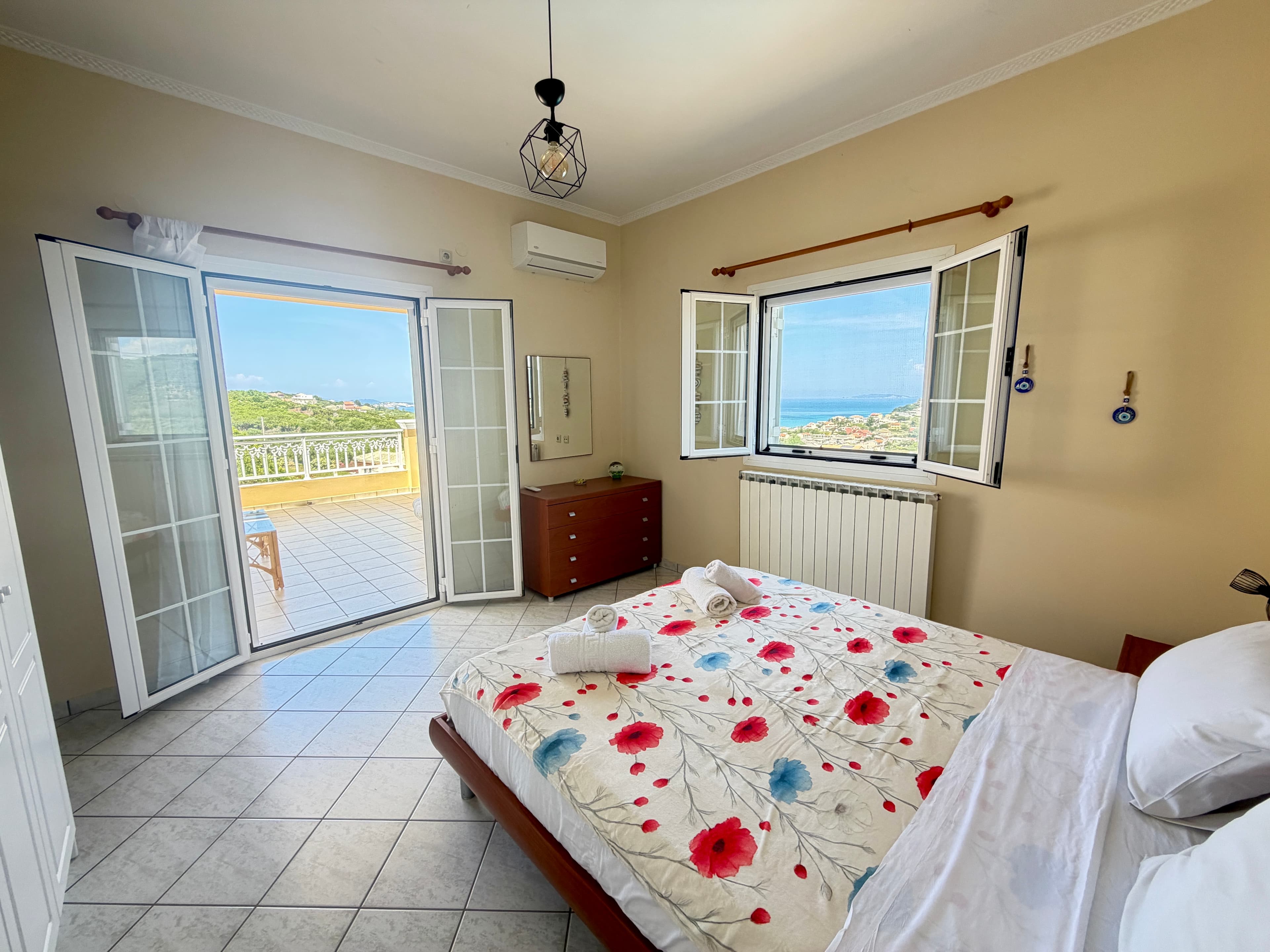Upstairs room with terrasse and seaview
