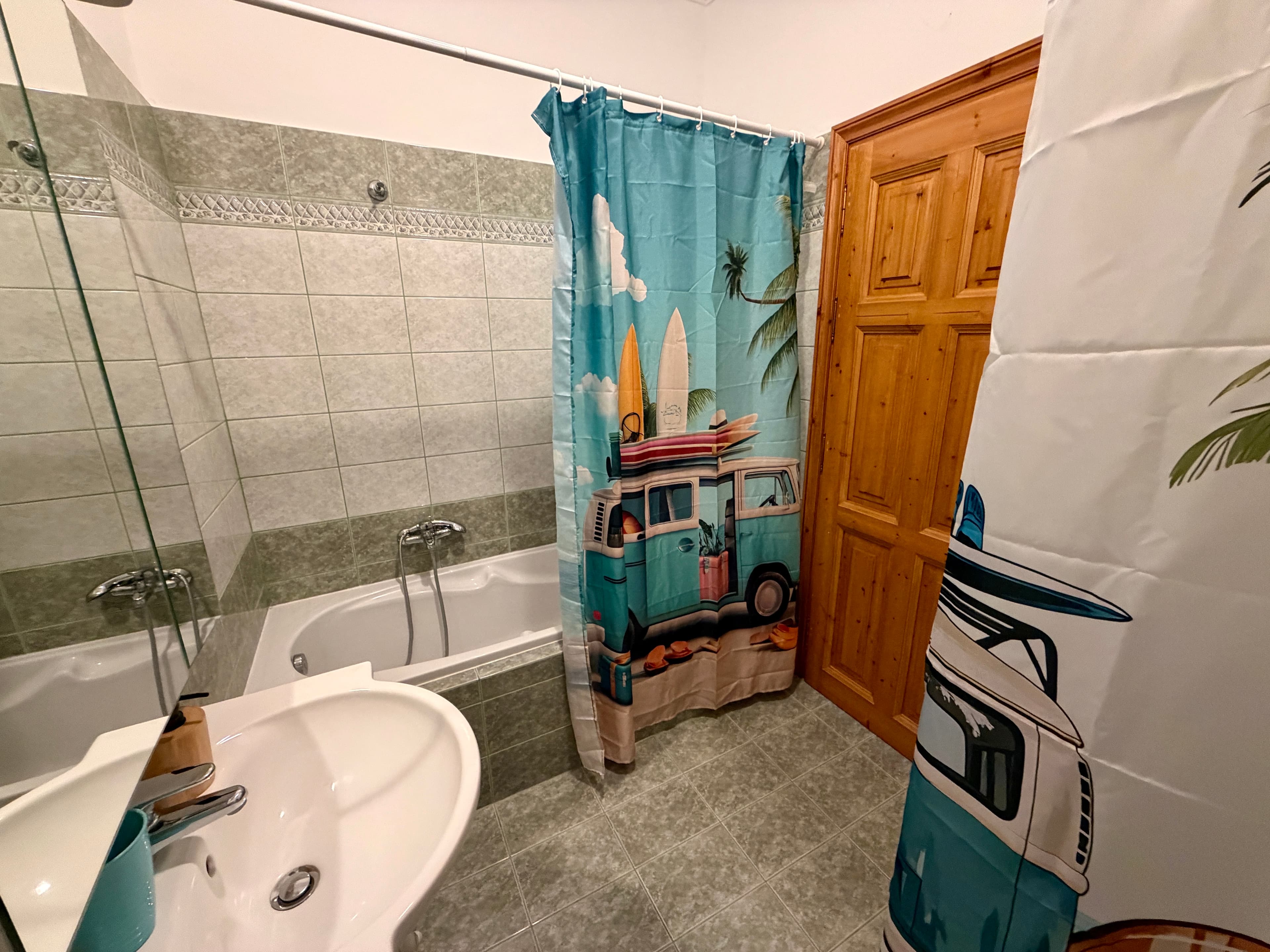 En-suite downstairs bathroom