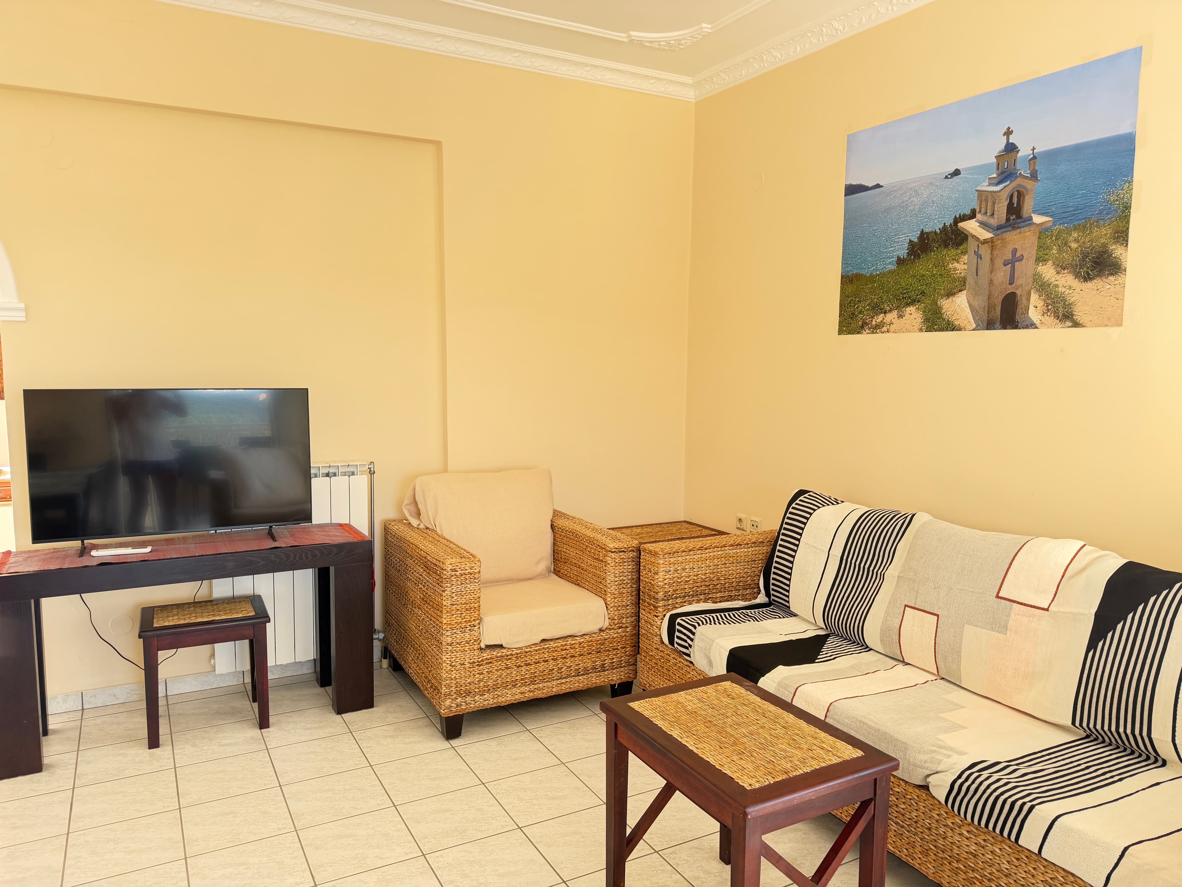 Living room with smart TV, balcony and seaview