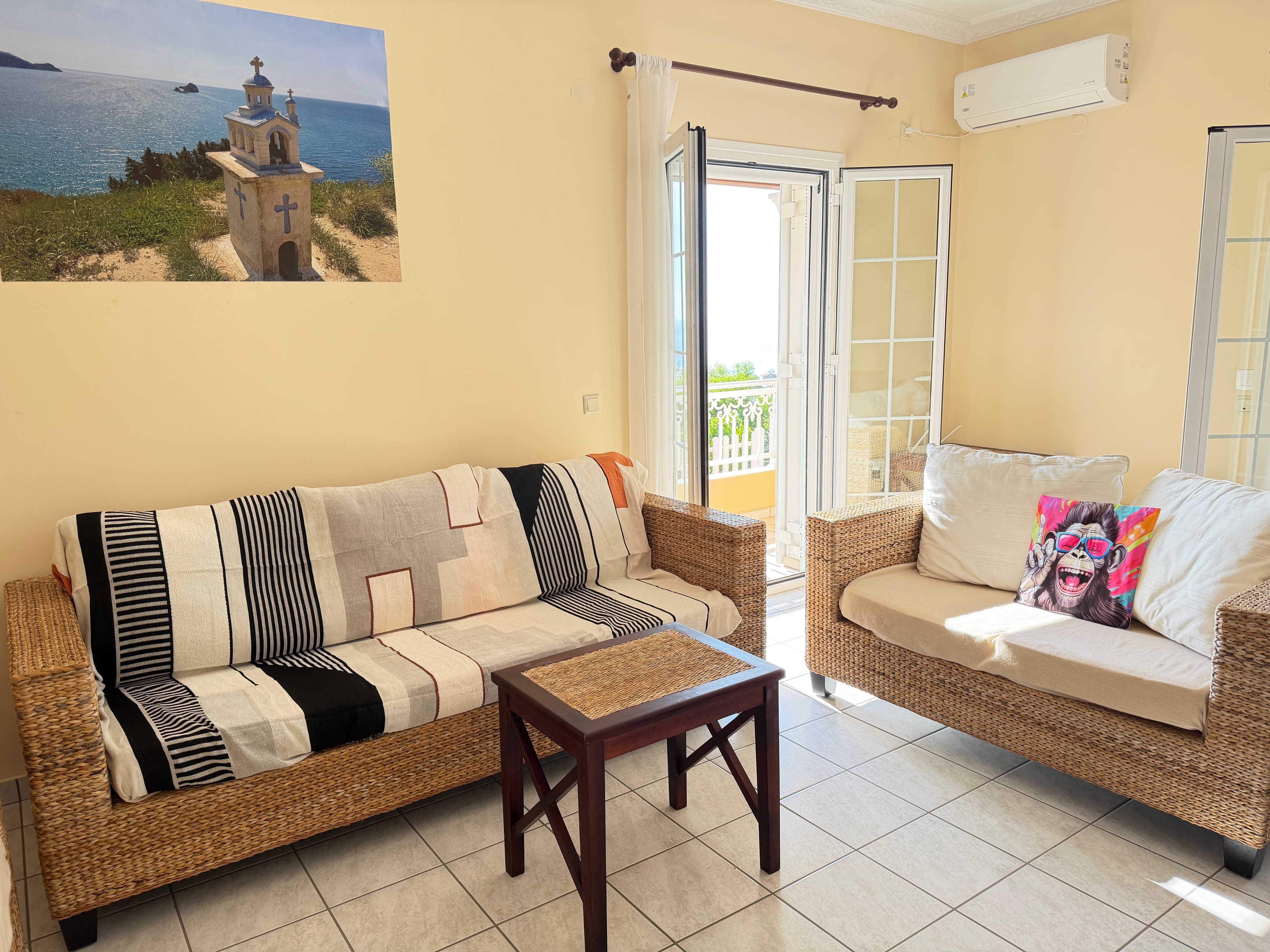 Living room with smart TV, balcony and seaview