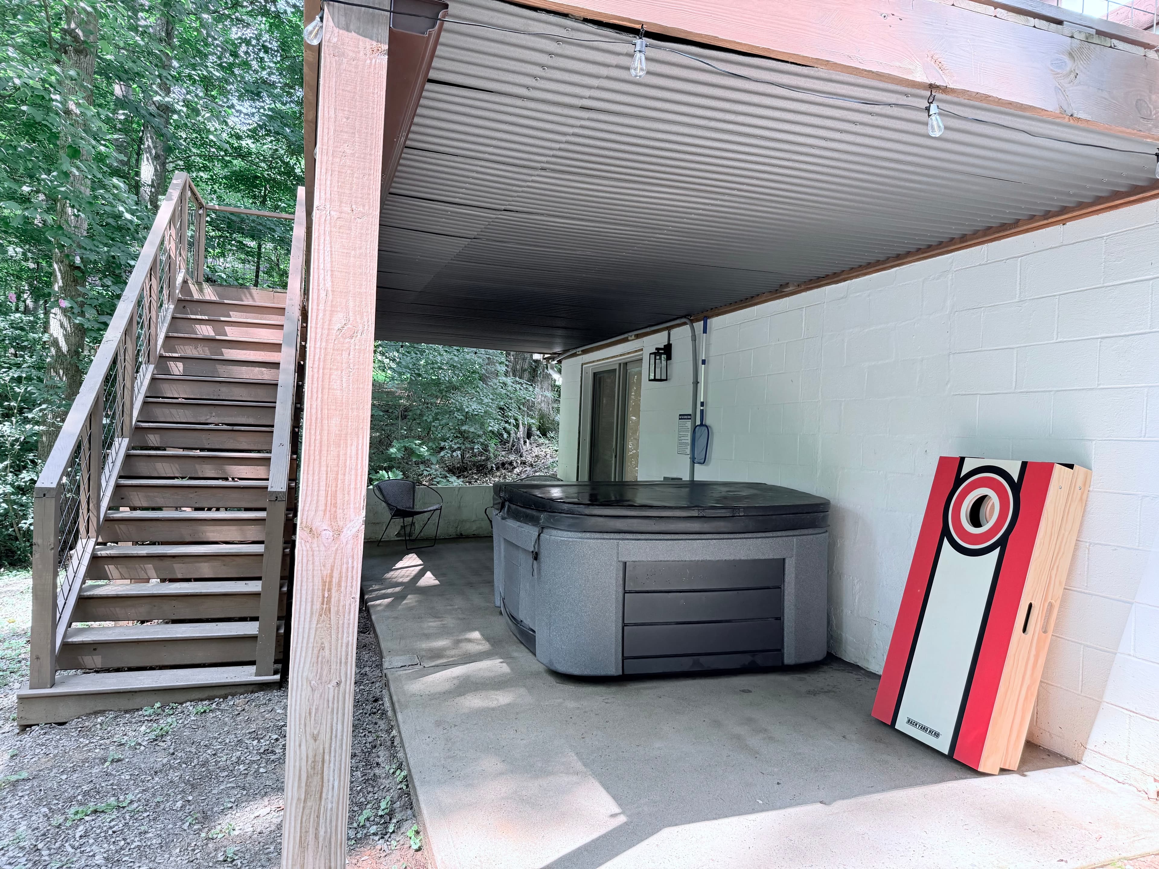 Covered hot tub area, cornhole available