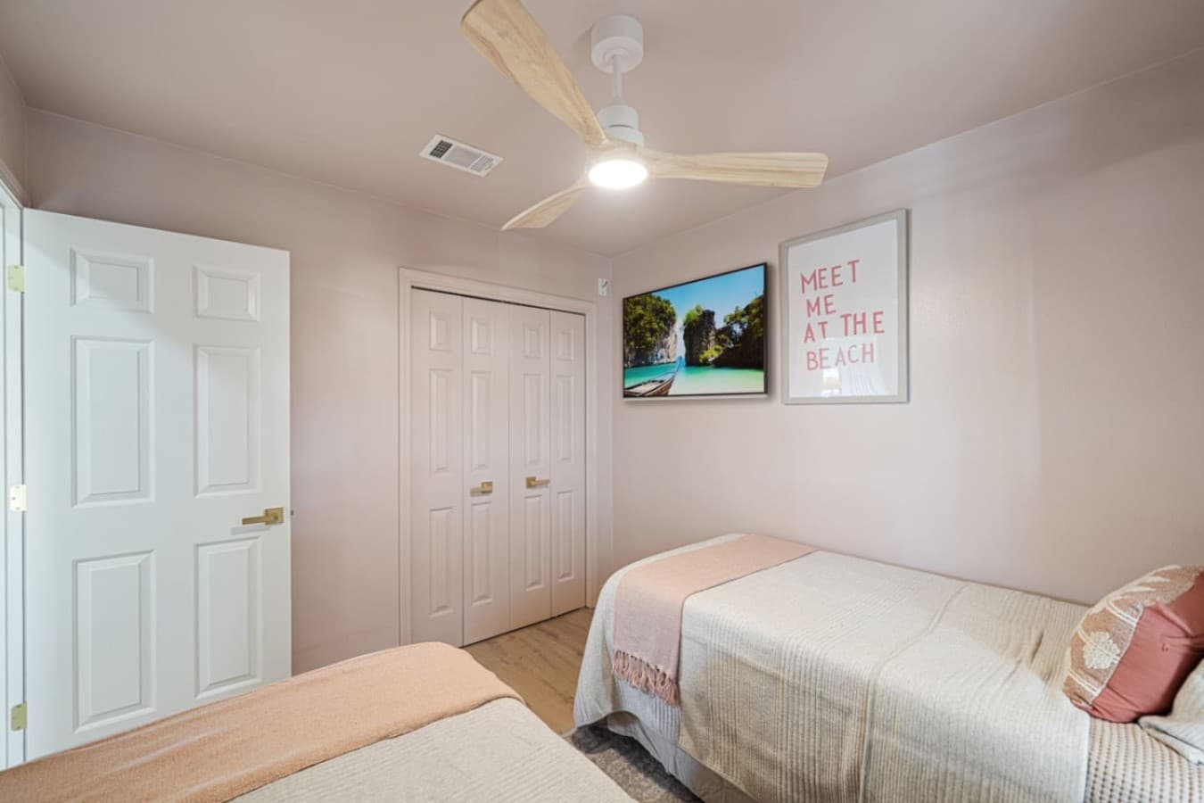 Two twin beds for additional guests