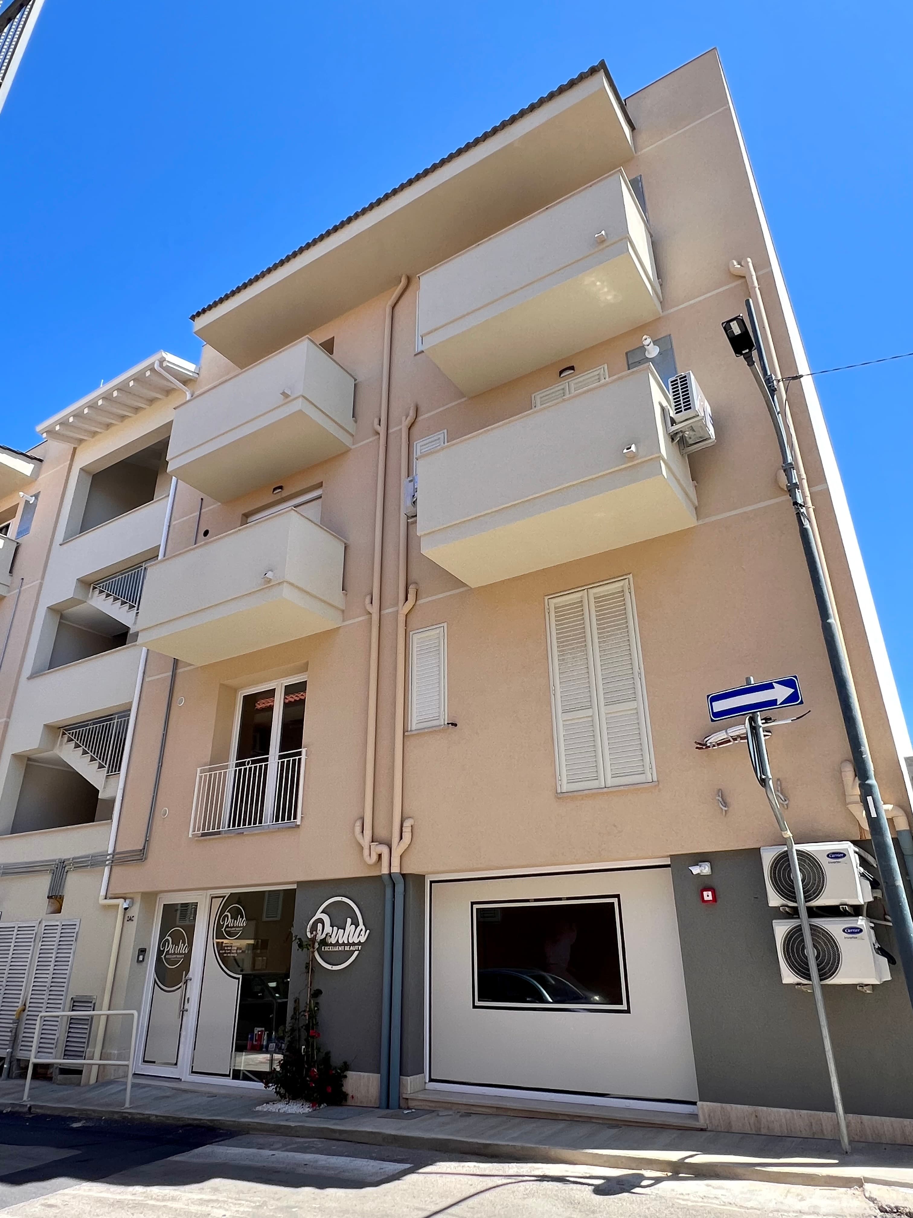 Streetview Apartment on 2nd Floor