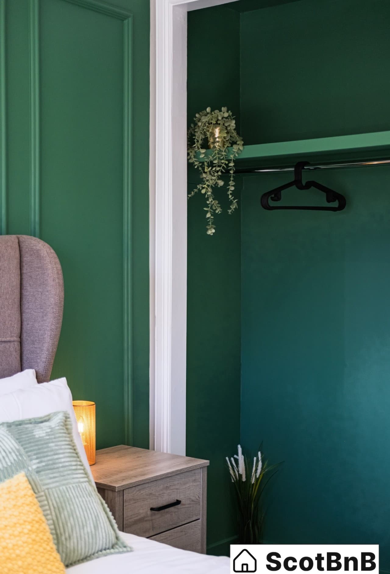 Bedroom – wardrobe and storage